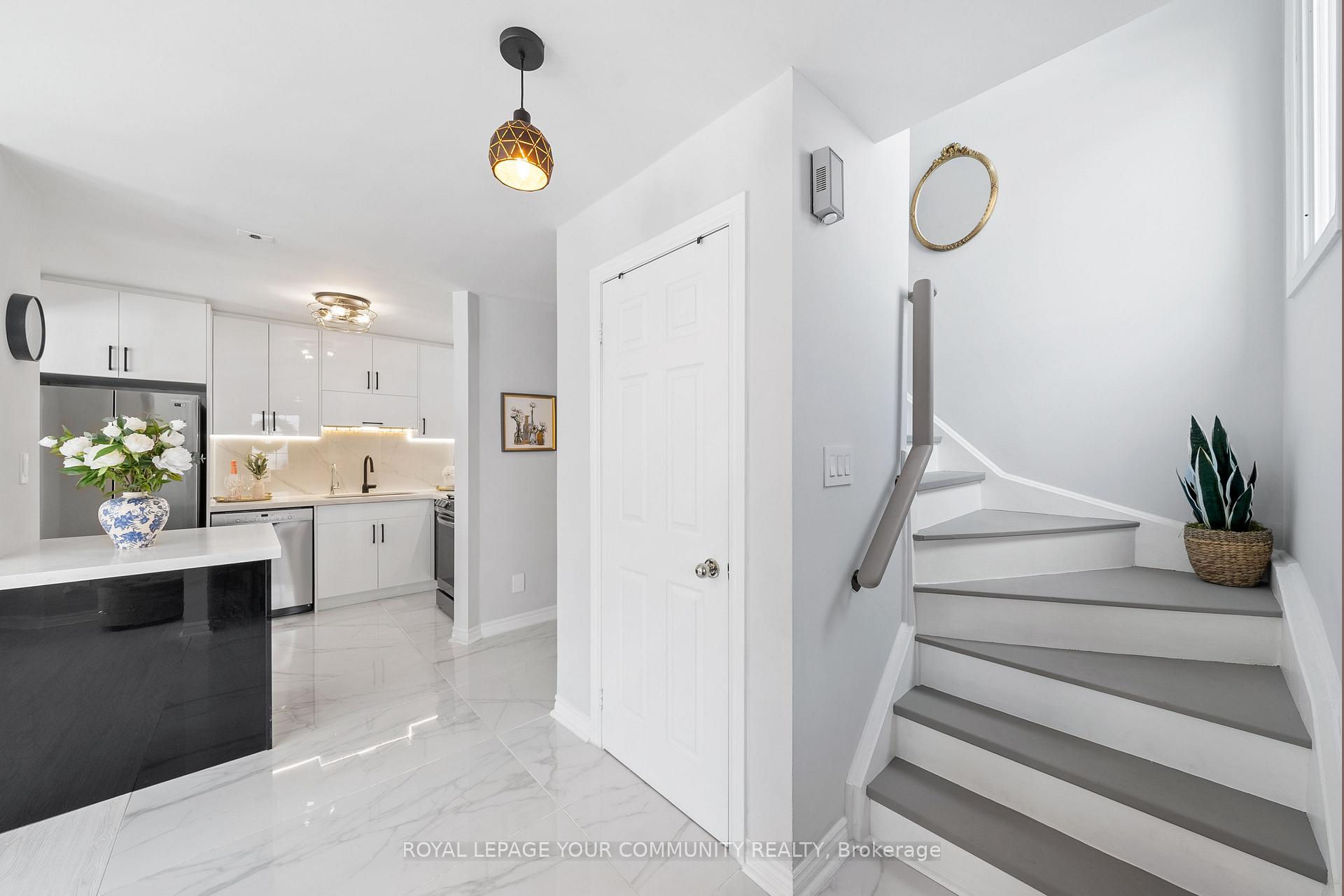 3 Bedrooms Condo at 151 Townsgate,  Vaughan For sale