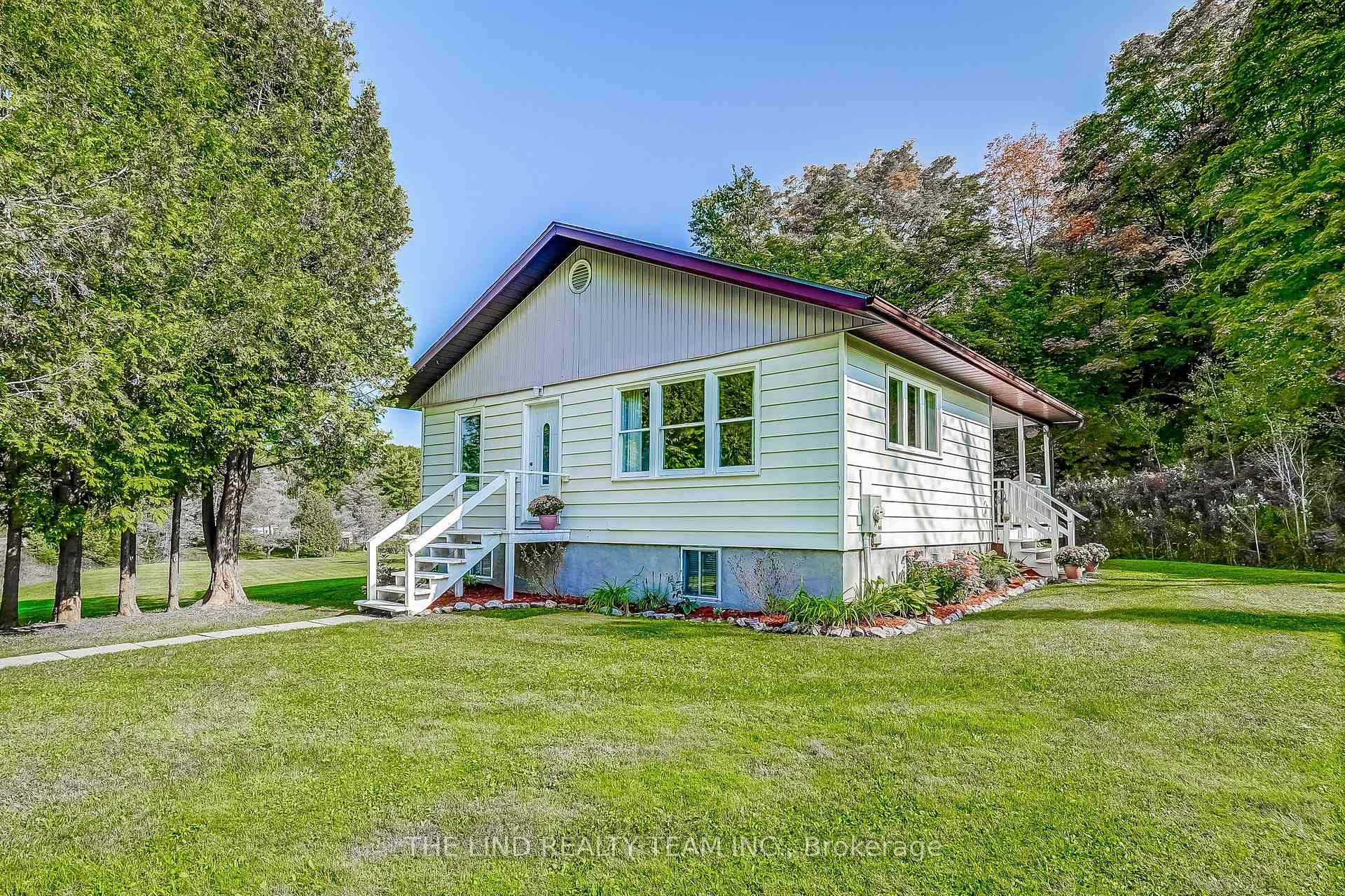 949 Raymond Road, Muskoka Lakes, ON P0B 1M0