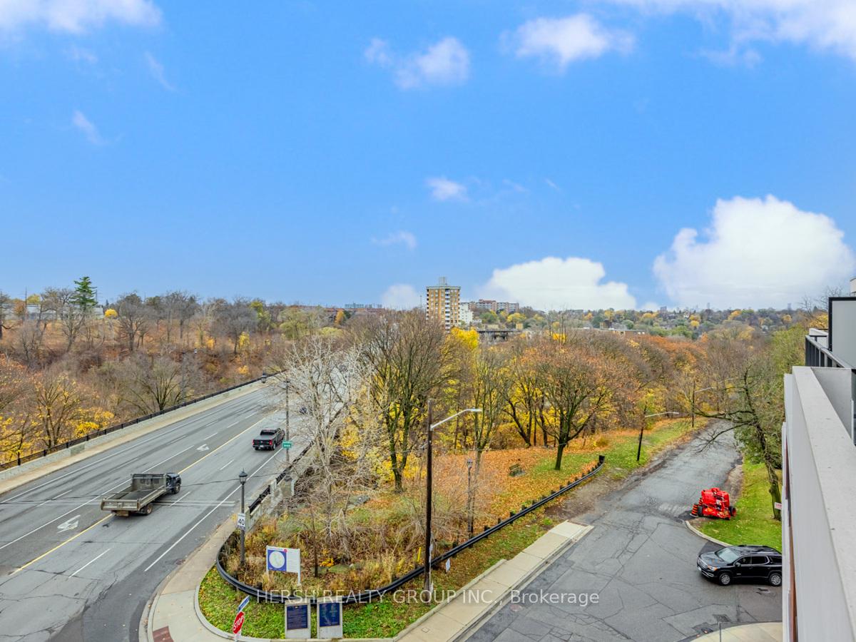 2 Bedrooms Condo at 160 Kingsway,  Toronto For sale