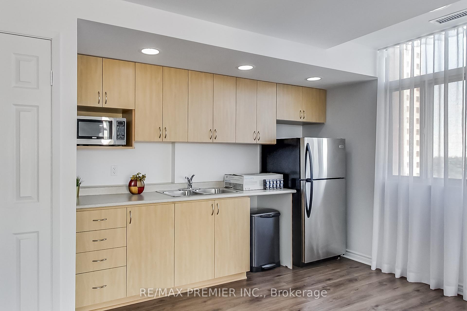 3 Bedrooms Condo at 15 Maplewood, Toronto For sale