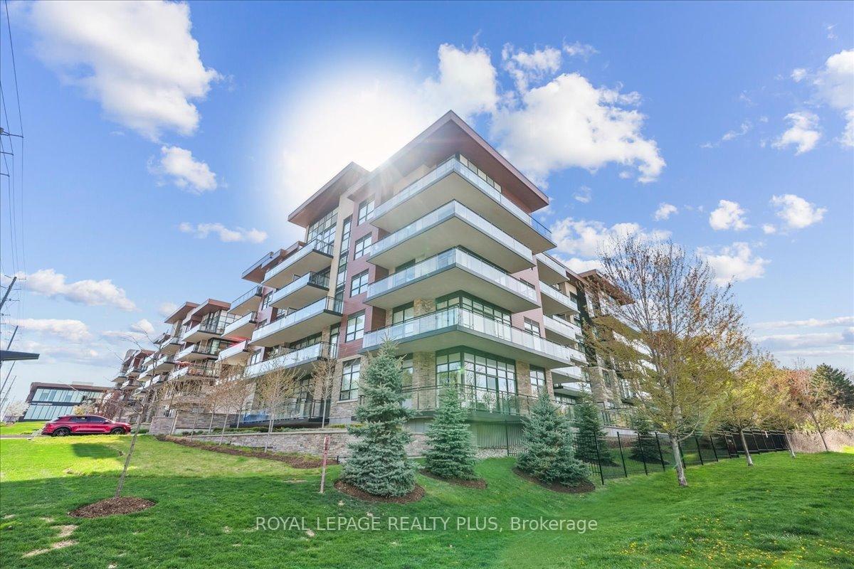 3 Bedrooms Condo at 1575 Lakeshore, Mississauga For sale
