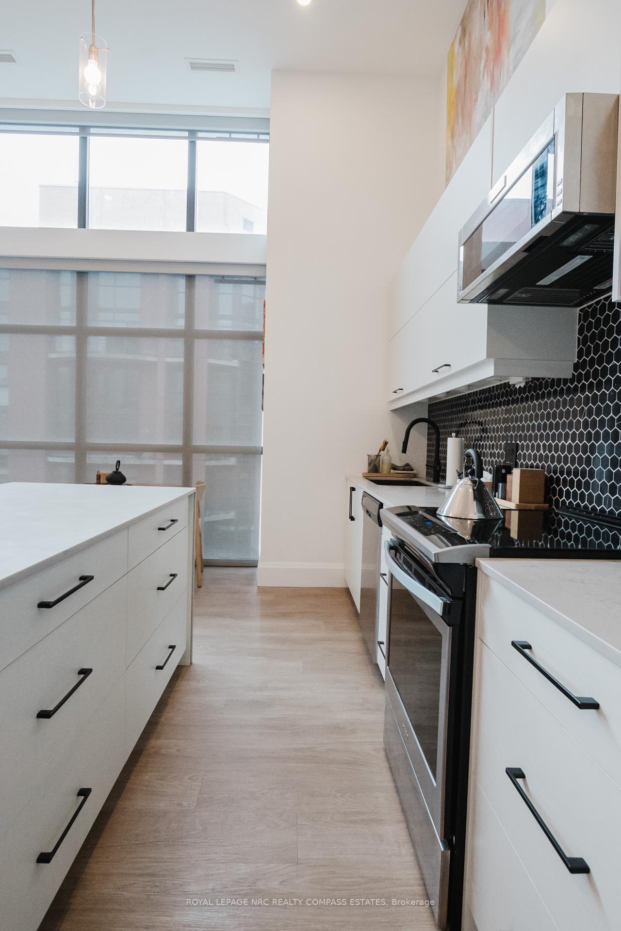 2 Bedrooms Condo at 118 King,  Hamilton For sale