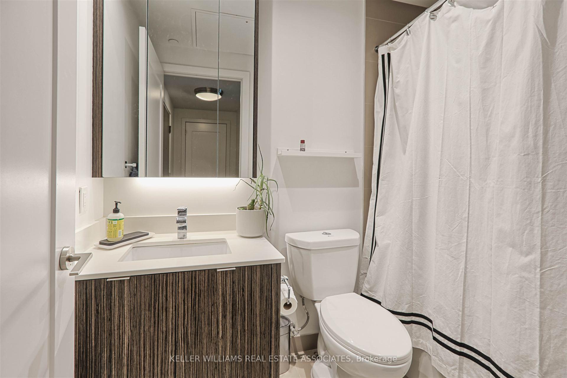 2 Bedrooms Condo at 15 Merchants’ Wharf, Toronto For sale