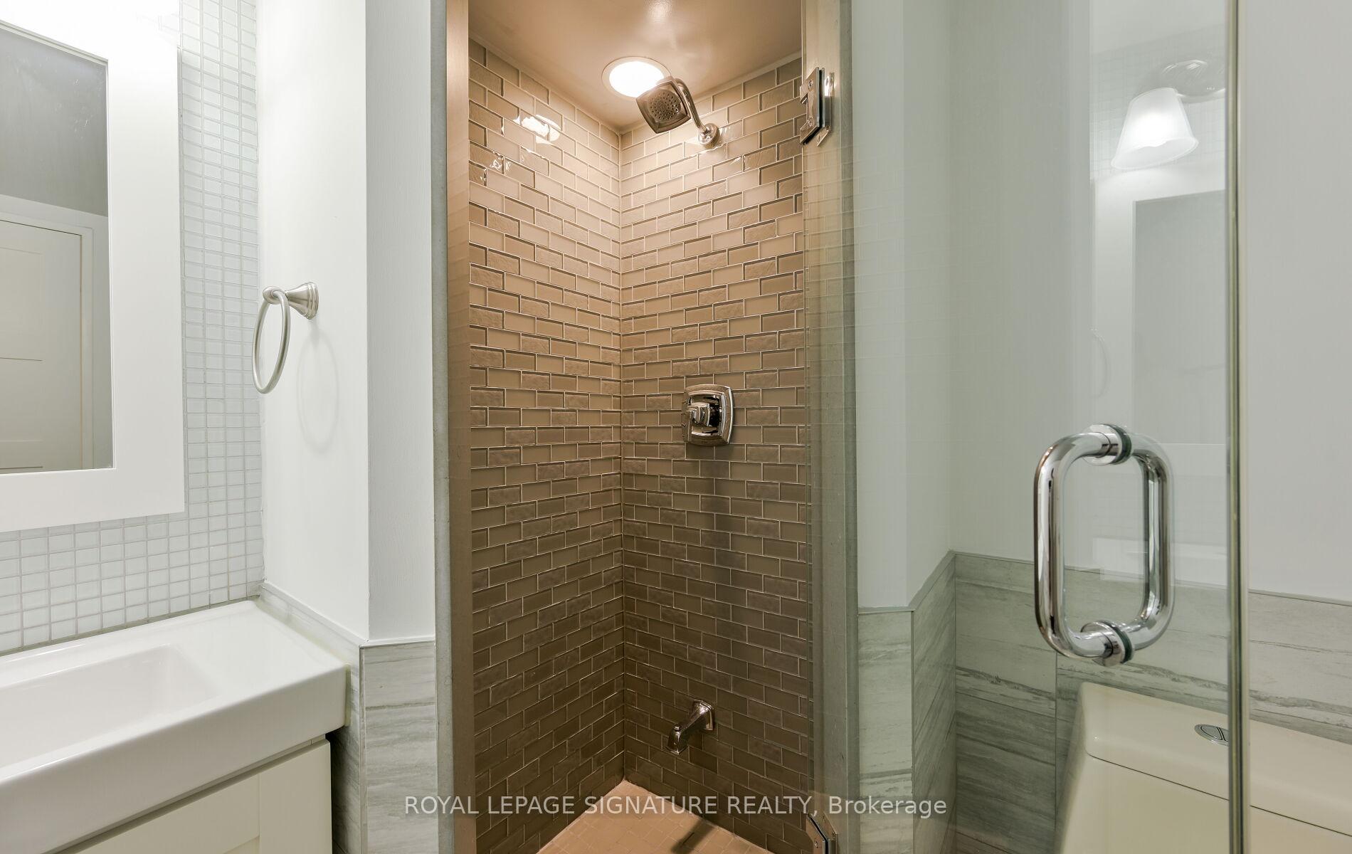 2 Bedrooms Condo at 75 King, Mississauga For sale