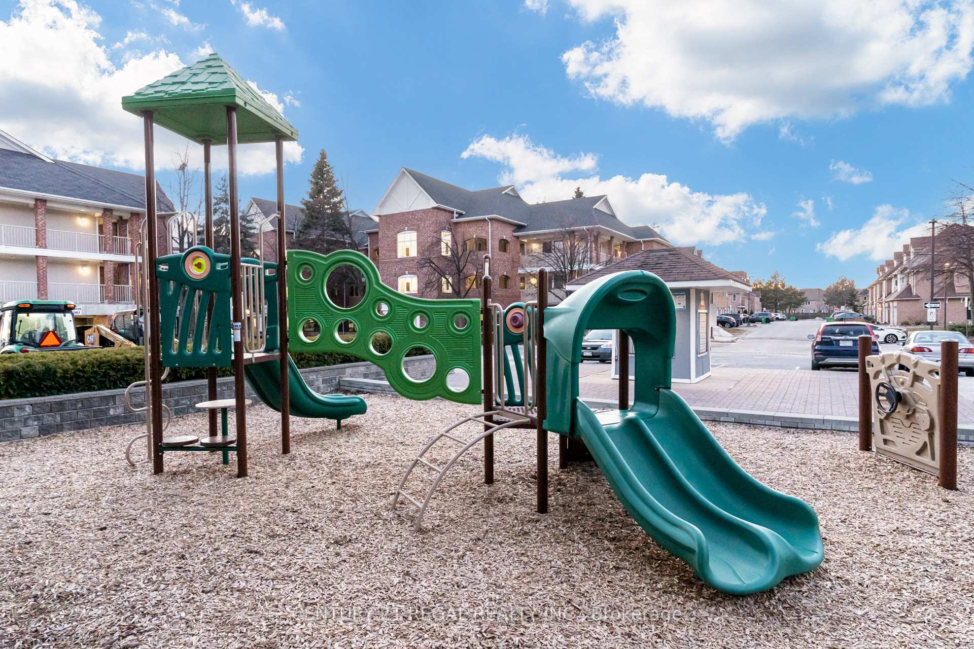 3 Bedrooms Condo at 45 Bristol, Mississauga For sale