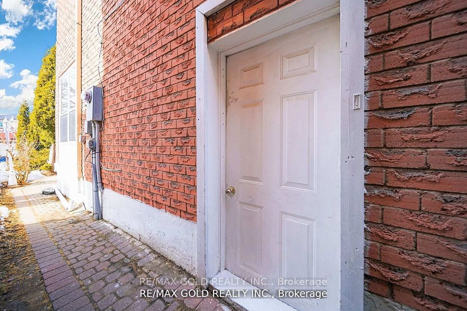 https://trreb-image.ampre.ca/jWbX7dWmorMfmgFC9Ii5xZbu7IjTMRzkvGnCt1pivi4/rs:fit:960:960/wm:.5:so:0:50:.4/wmsh:10/wmt:PHNwYW4gZm9yZWdyb3VuZD0nd2hpdGUnIGZvbnQ9JzY4Jz5SRS9NQVggR09MRCBSRUFMVFkgSU5DLiwgQnJva2VyYWdlPC9zcGFuPg/L3RycmViL2xpc3RpbmdzLzQxLzEyLzM2LzIzL3AvY2Y5NmFkNzAtZWU1NS00MTUxLWI1MDQtZDNkMzZhZWFmZDI2LmpwZw.jpg