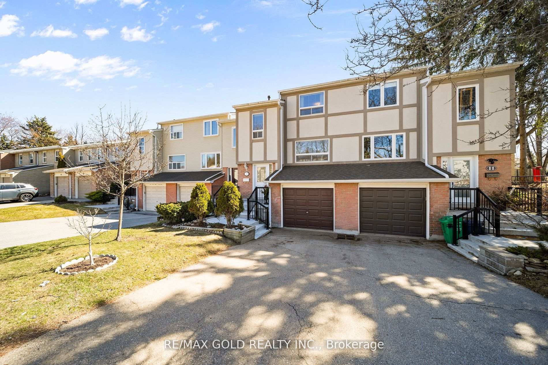 4 Bedrooms Condo at 1050 Shawnmarr, Mississauga For sale