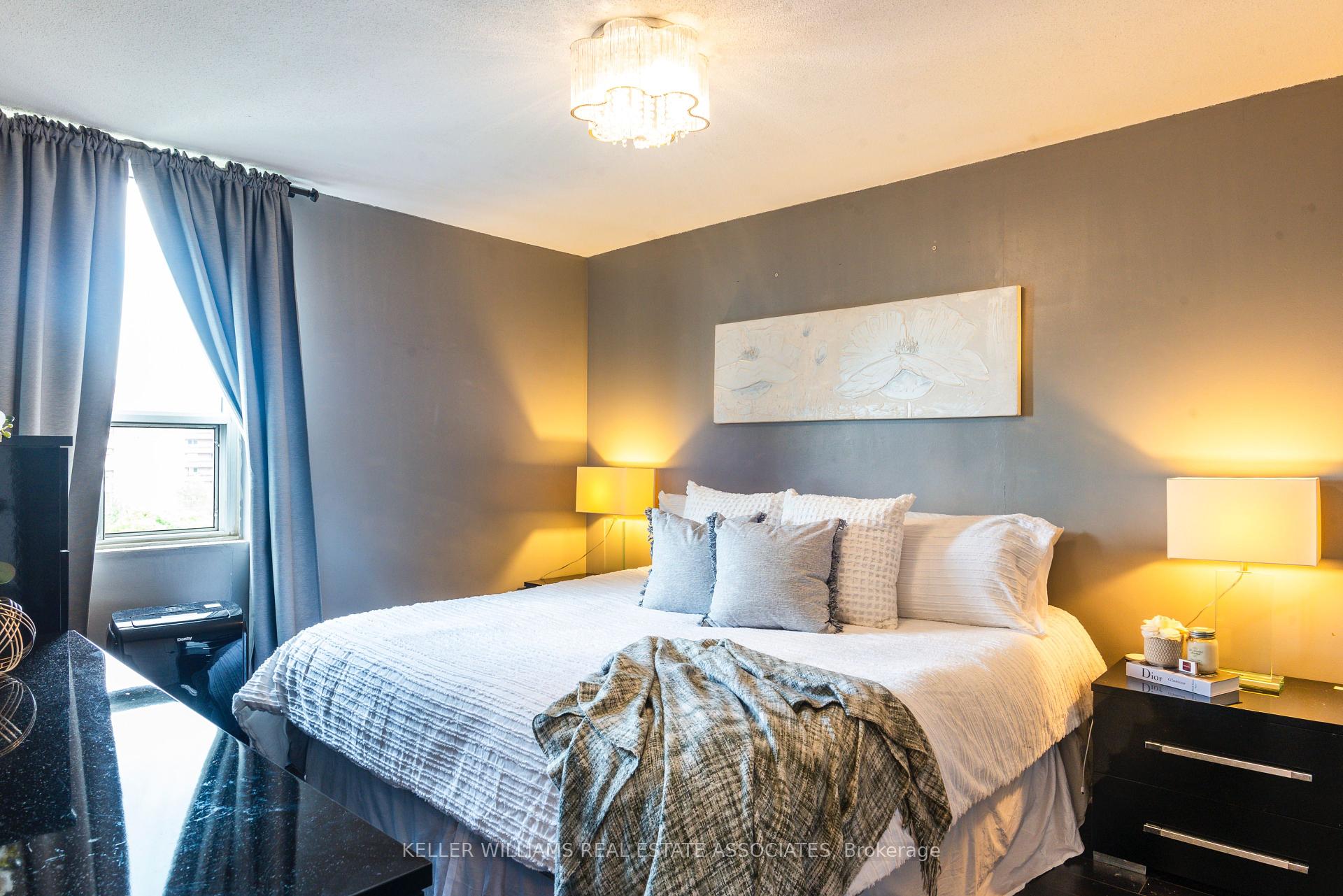 2 Bedrooms Condo at 3145 Queen Frederica, Mississauga For sale