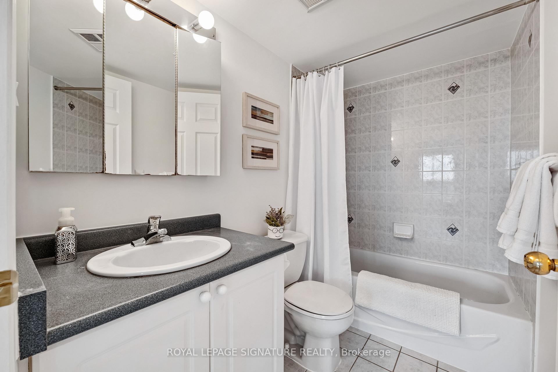 2 Bedrooms Condo at 233 Beecroft, Toronto For sale