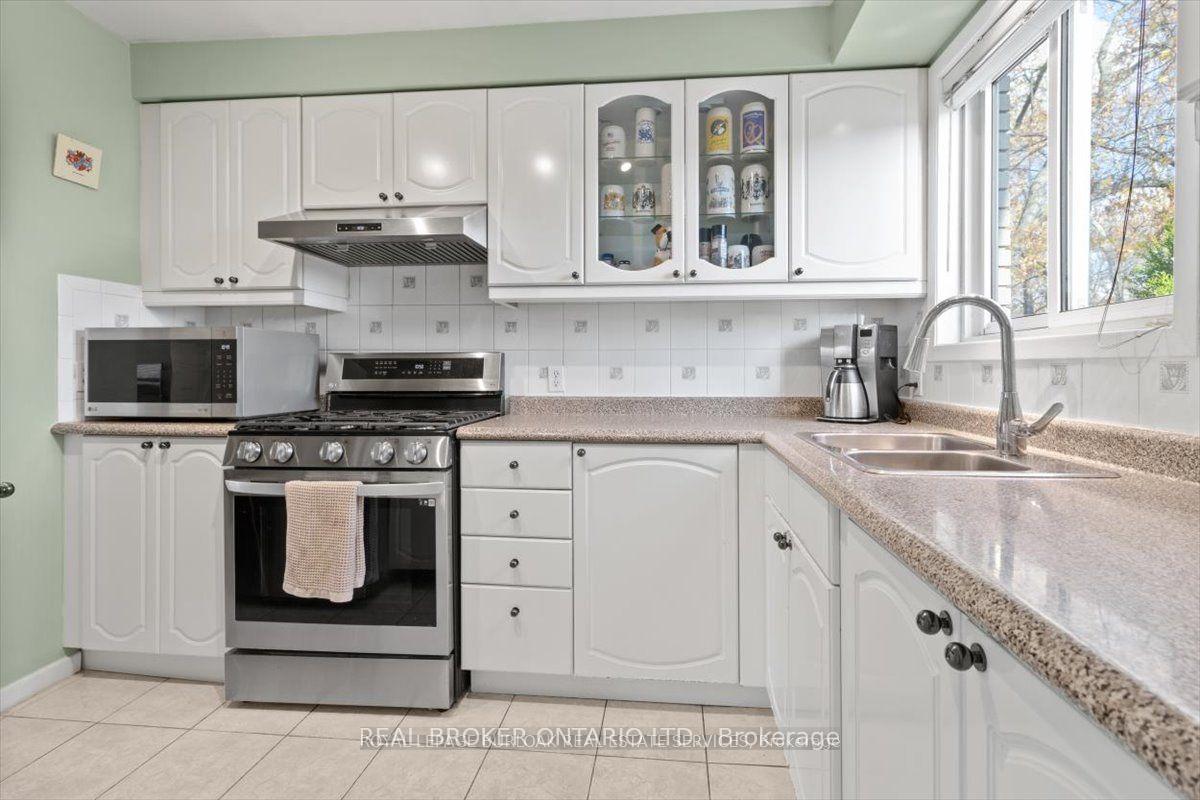 2 Bedrooms Condo at 11 Colmar, Hamilton For sale