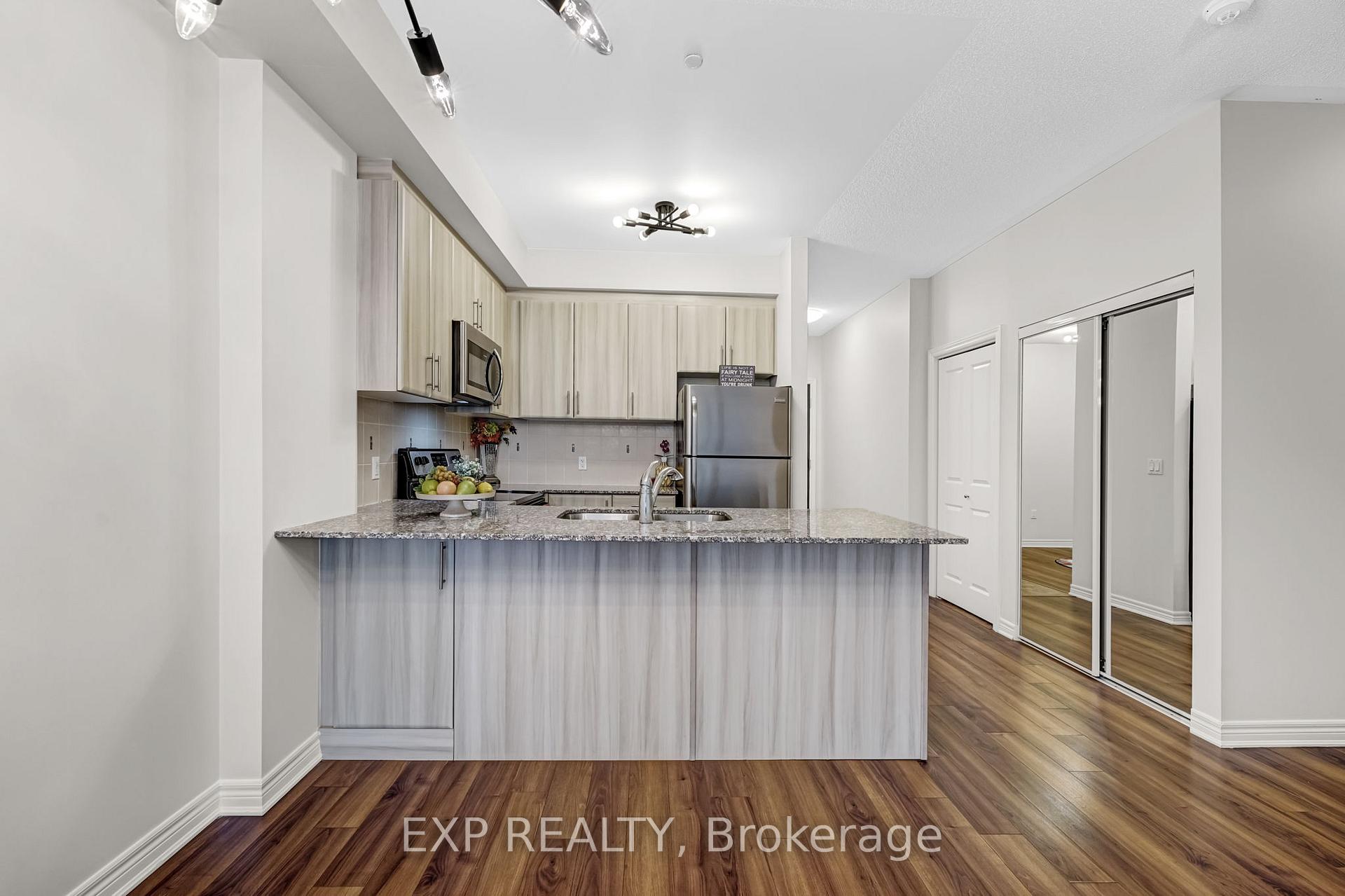 3 Bedrooms Condo at 216 Oak Park, Oakville For sale
