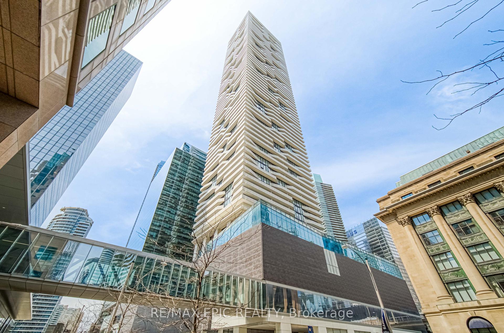 3 Bedrooms Condo at 88 Harbour,  Toronto For sale