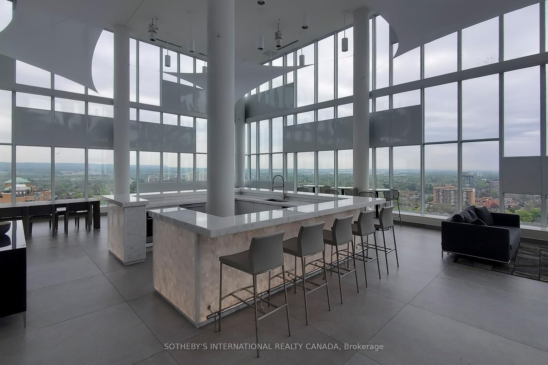 2 Bedrooms Condo at 500 Brock, Burlington For sale
