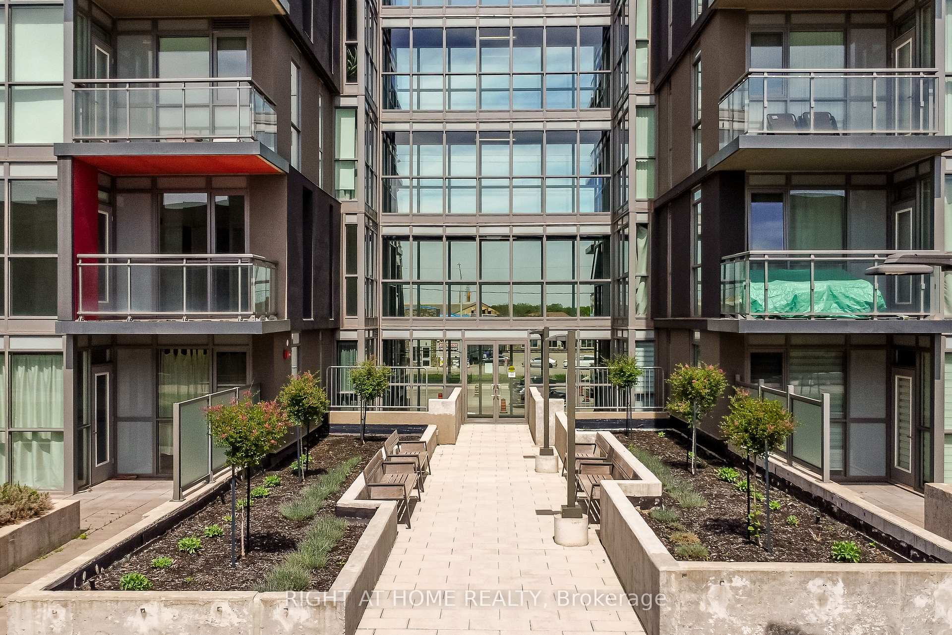 3 Bedrooms Condo at 5230 Dundas, Burlington For sale