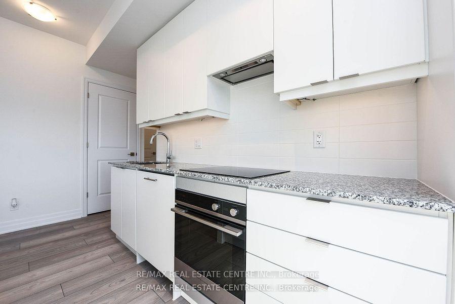 2 Bedrooms Condo at 36 Elm, Mississauga For sale