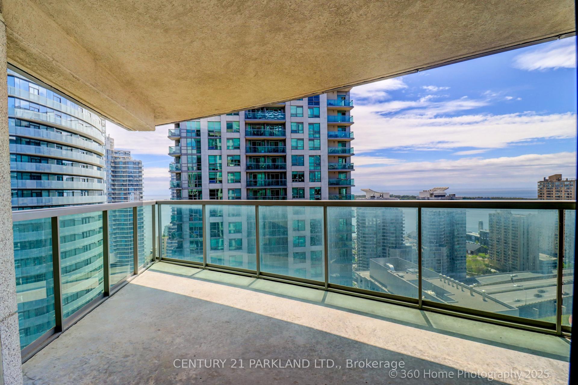 2 Bedrooms Condo at 30 Grand Trunk, Toronto For sale