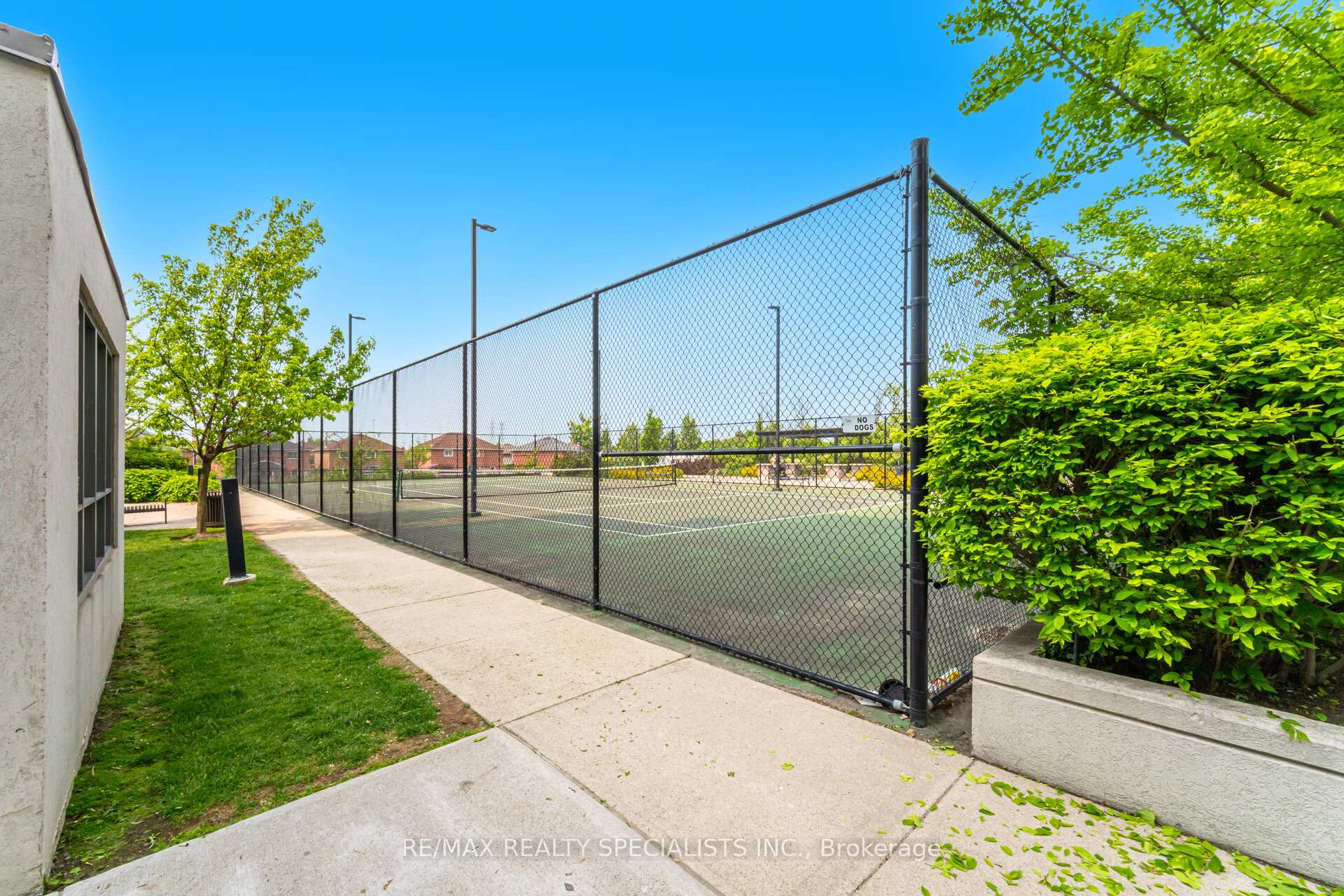 2 Bedrooms Condo at 335 Rathburn, Mississauga For sale