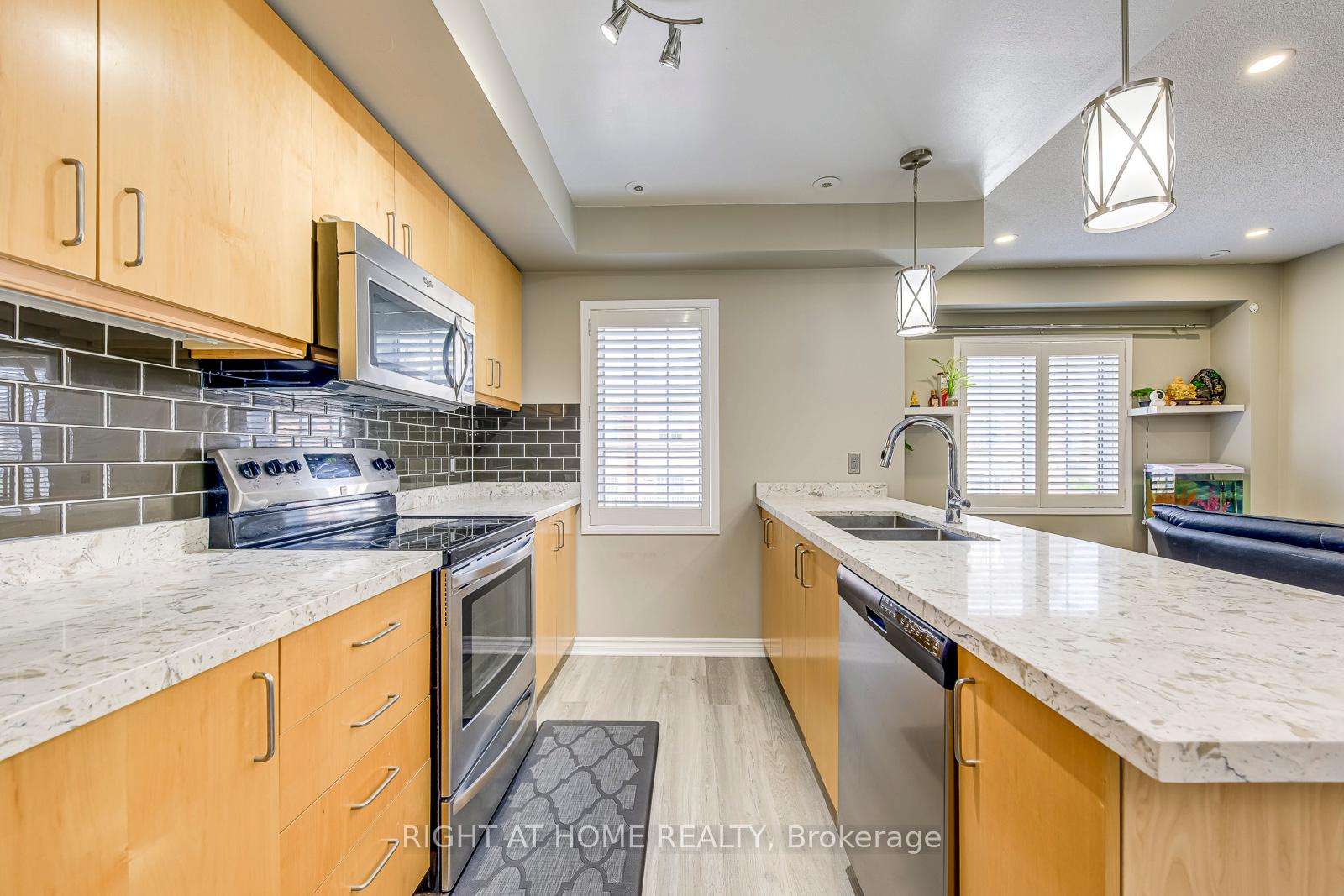 2 Bedrooms Condo at 605 Shoreline, Mississauga For sale