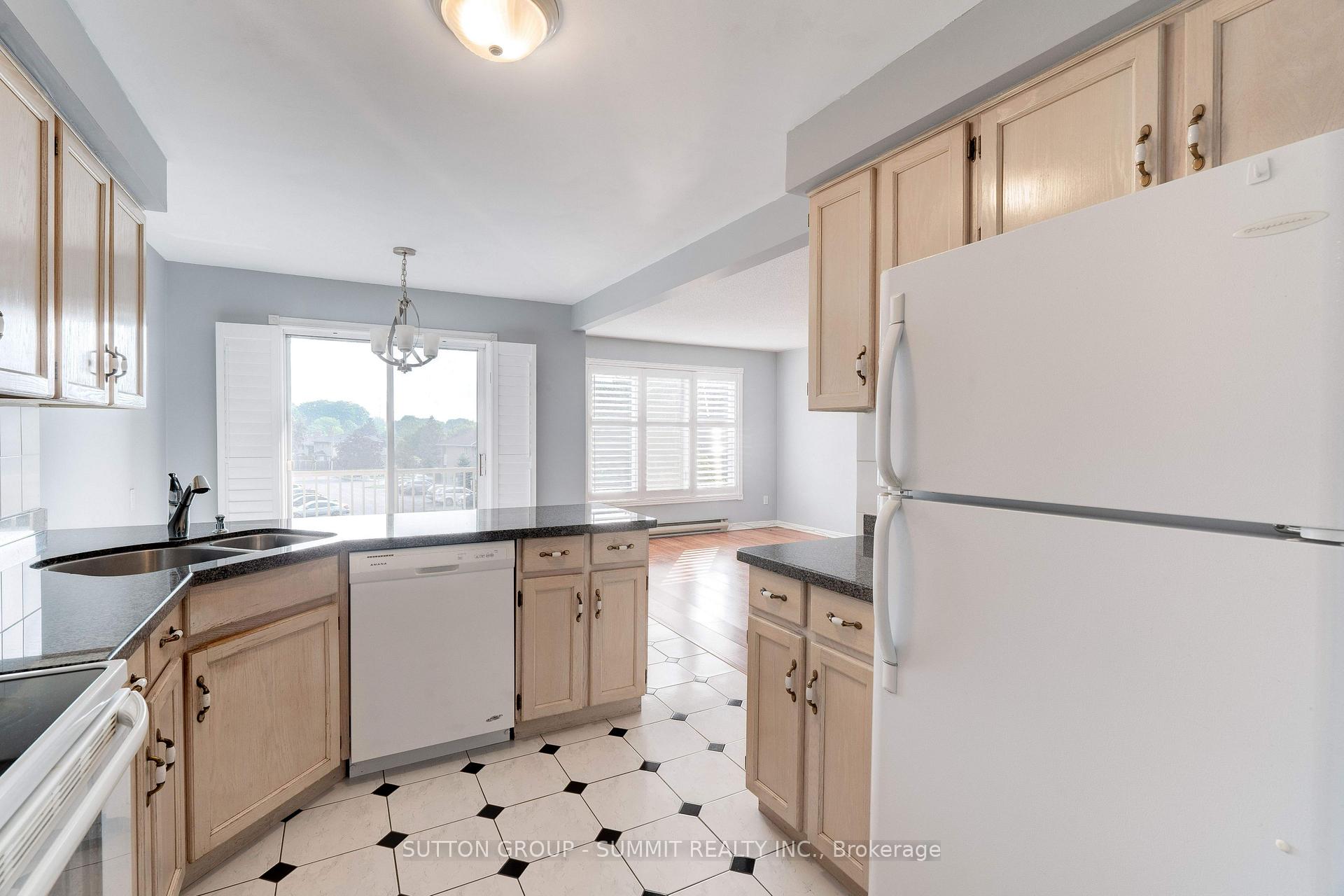 2 Bedrooms Condo at 3050 Pinemeadow, Burlington For sale