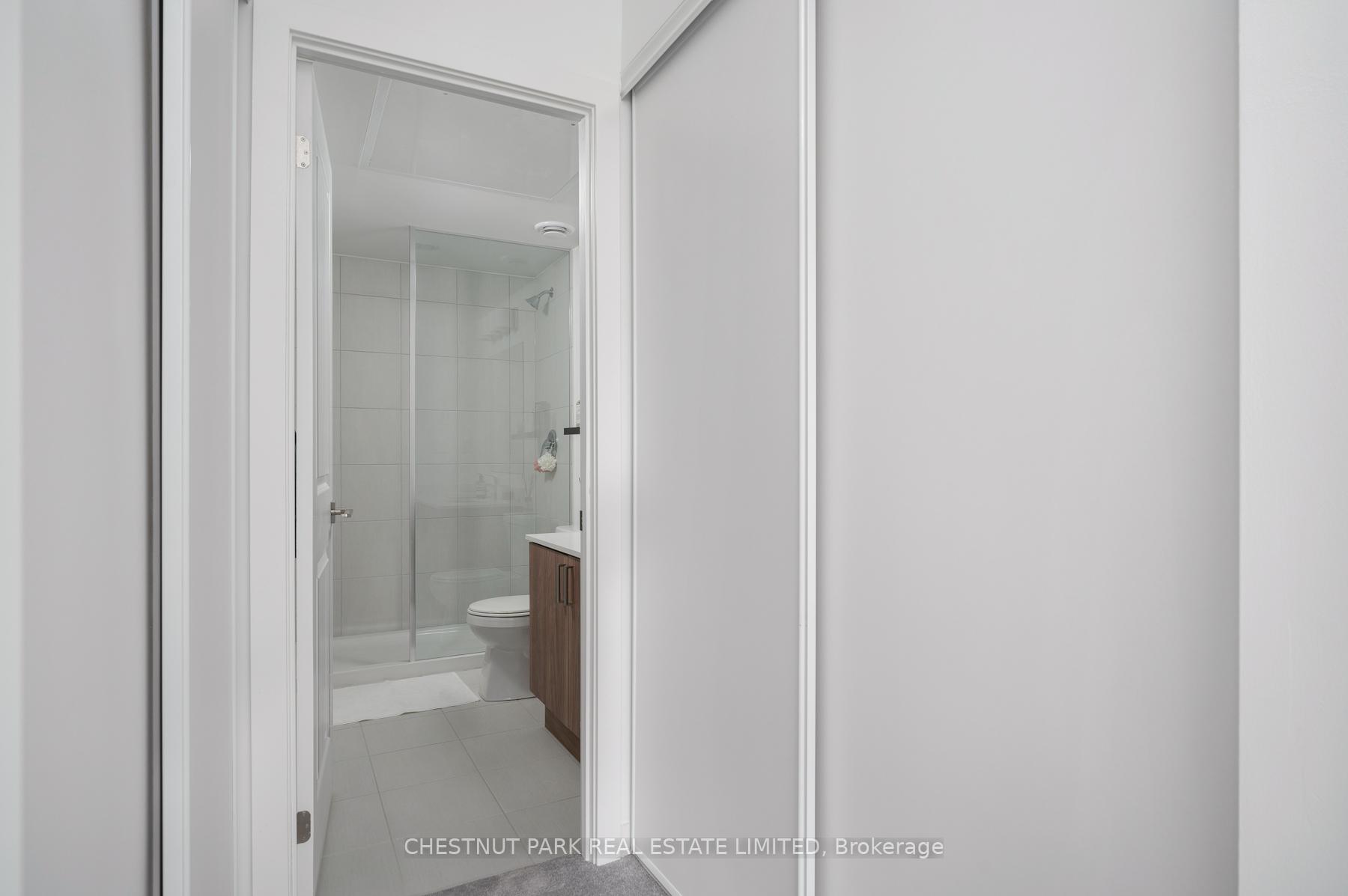 3 Bedrooms Condo at 4045 Hickory,  Mississauga For sale