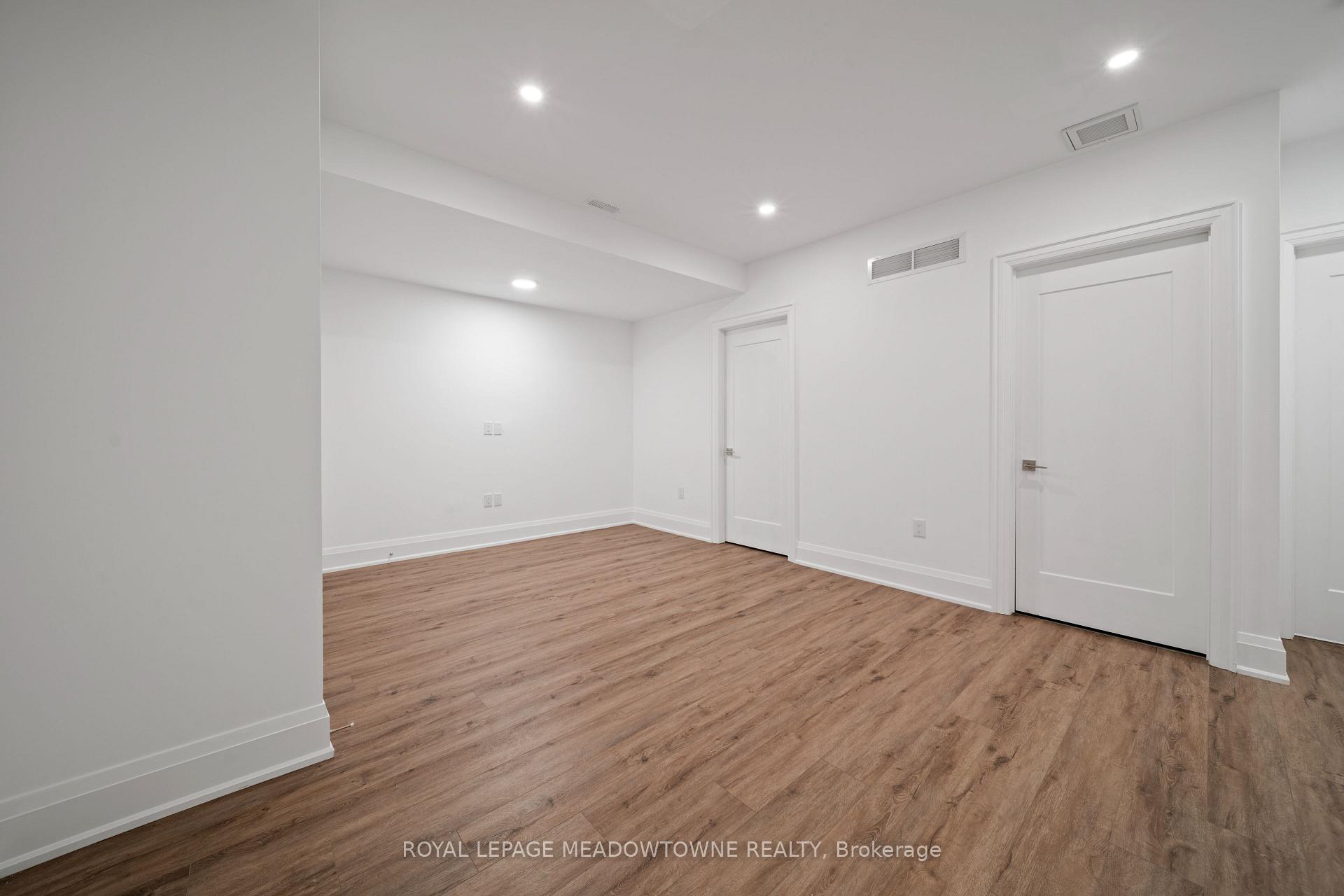 4 Bedrooms Condo at 121 High, Mississauga For sale