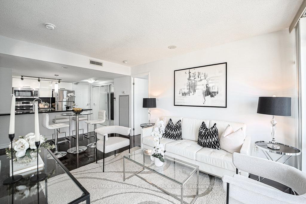2 Bedrooms Condo at 38 Grenville, Toronto For sale