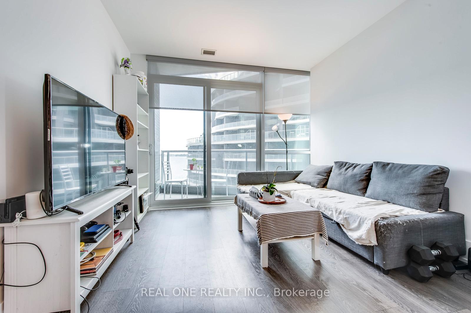 2 Bedrooms Condo at 1 Edgewater, Toronto For sale