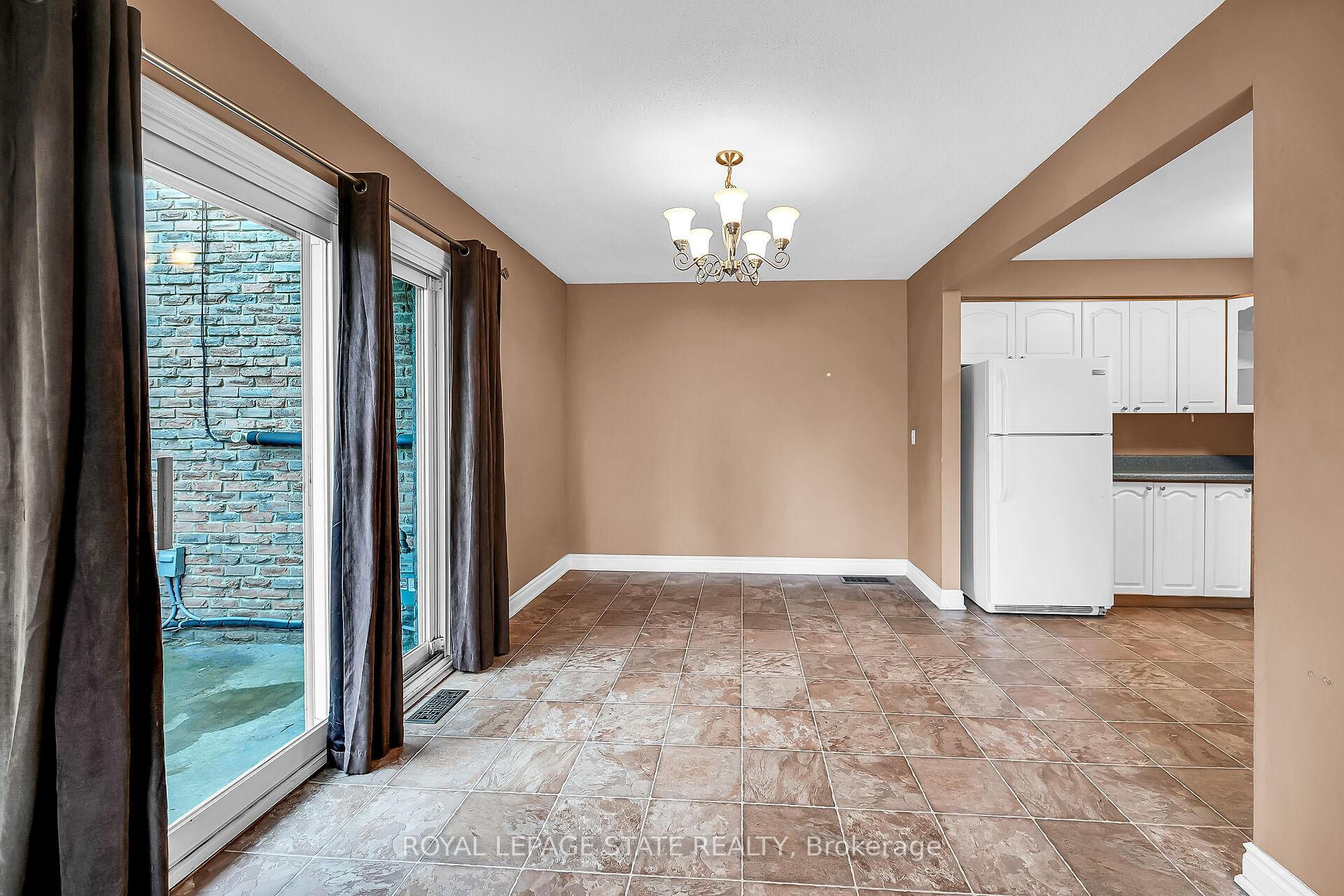 3 Bedrooms Condo at 977 Francis, Burlington For sale