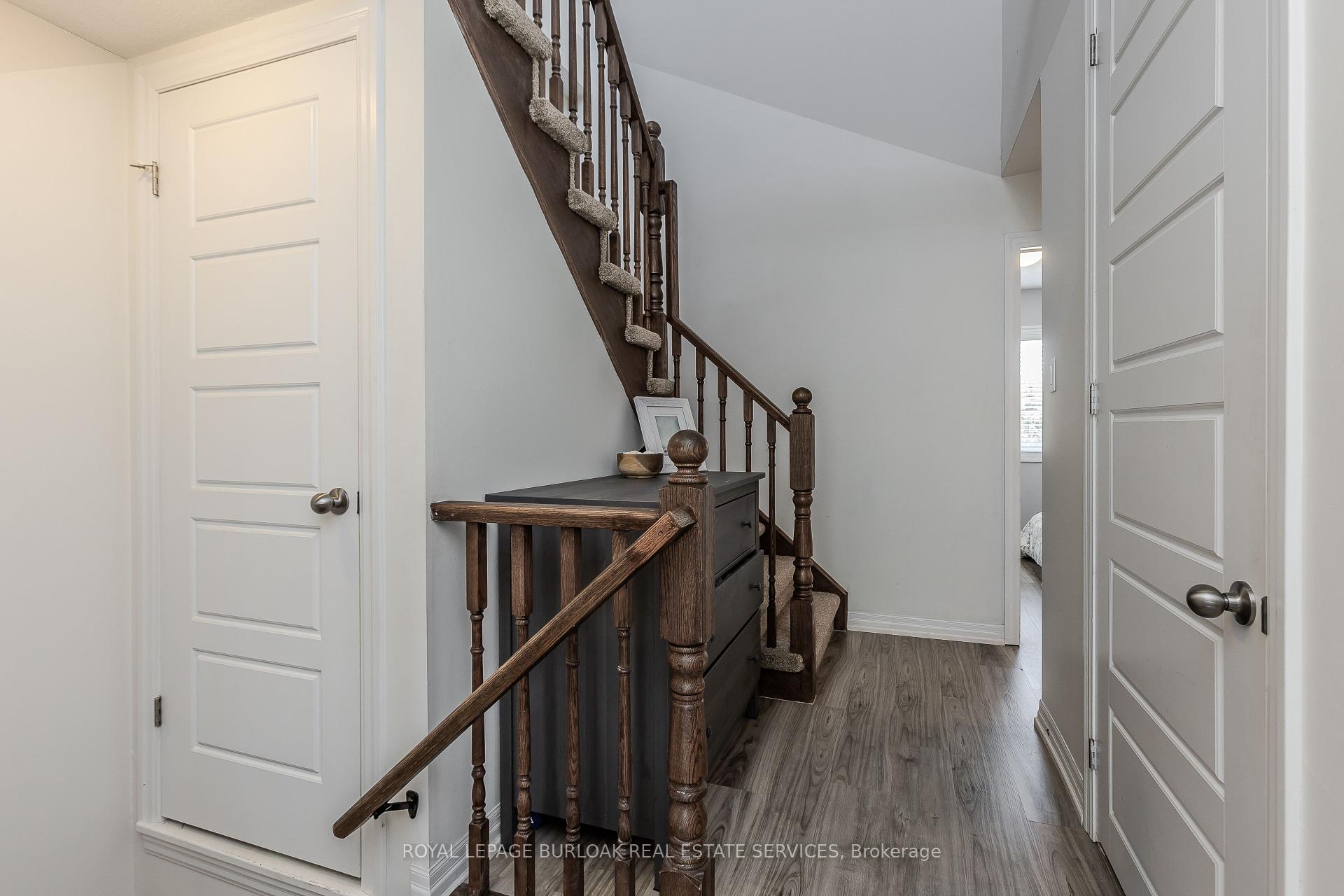 2 Bedrooms Condo at 70 Plains, Burlington For sale