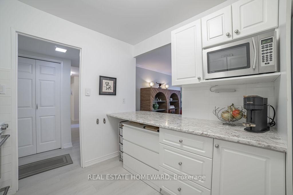 3 Bedrooms Condo at 20 Fashion Roseway, Toronto For sale
