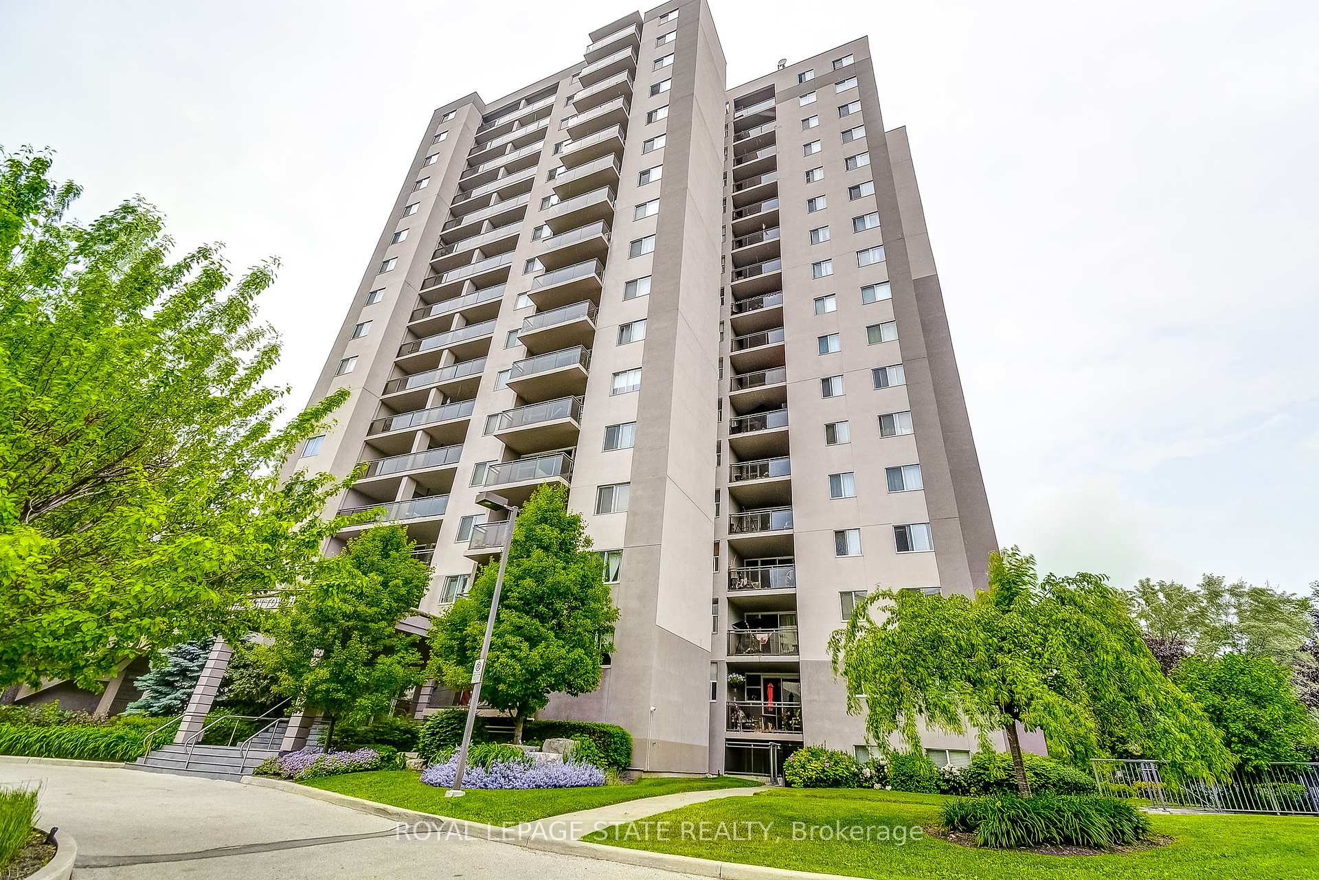 1 Bedroom Condo at 975 Warwick, Burlington For sale