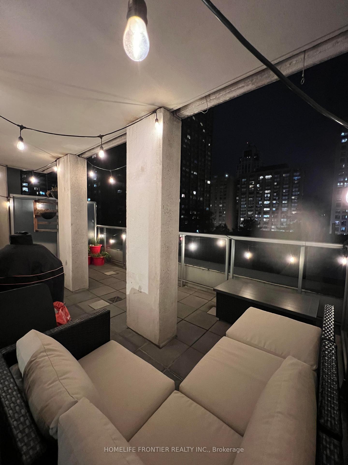 2 Bedrooms Condo at 35 Balmuto,  Toronto For sale