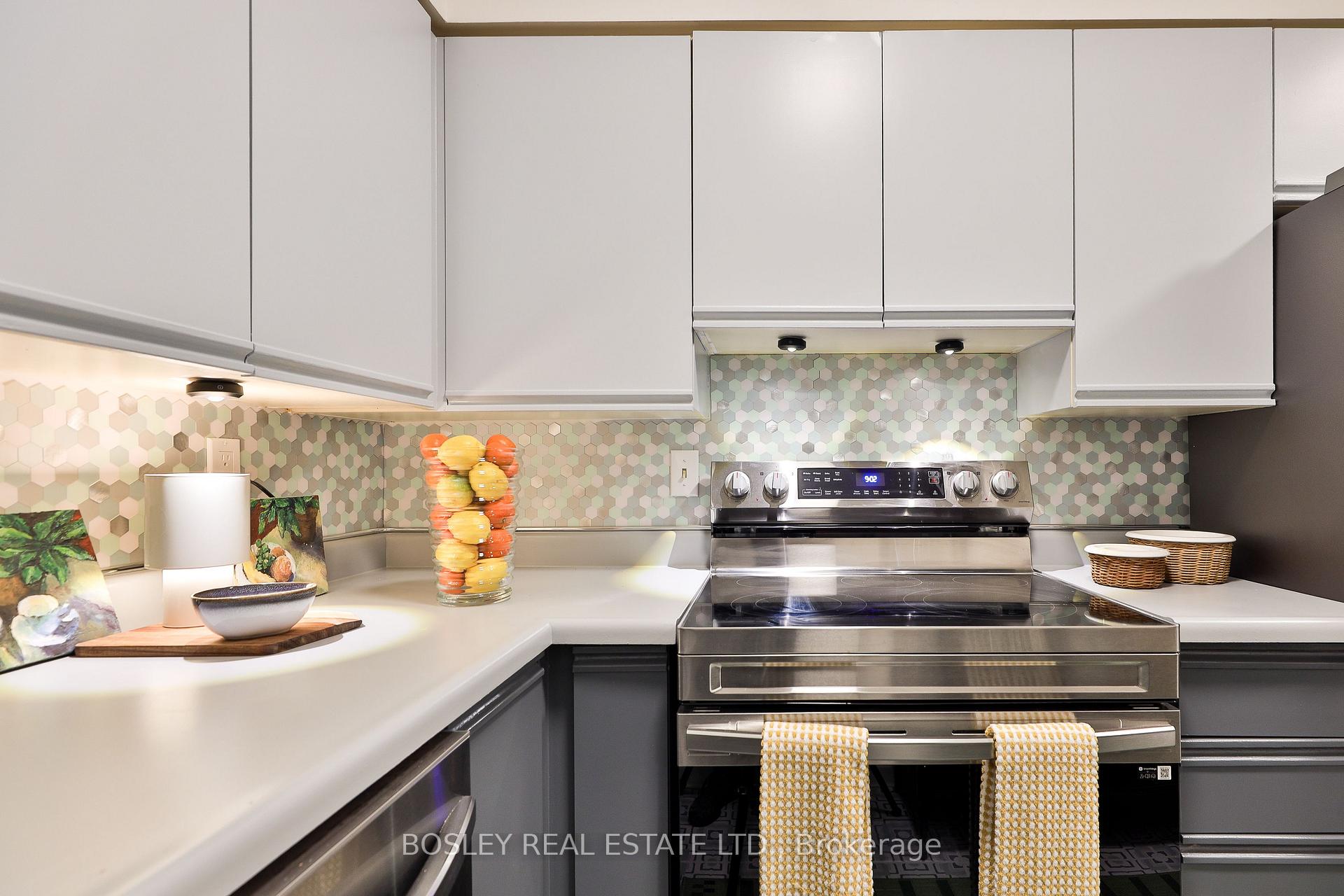 2 Bedrooms Condo at 25 Maitland, Toronto For sale