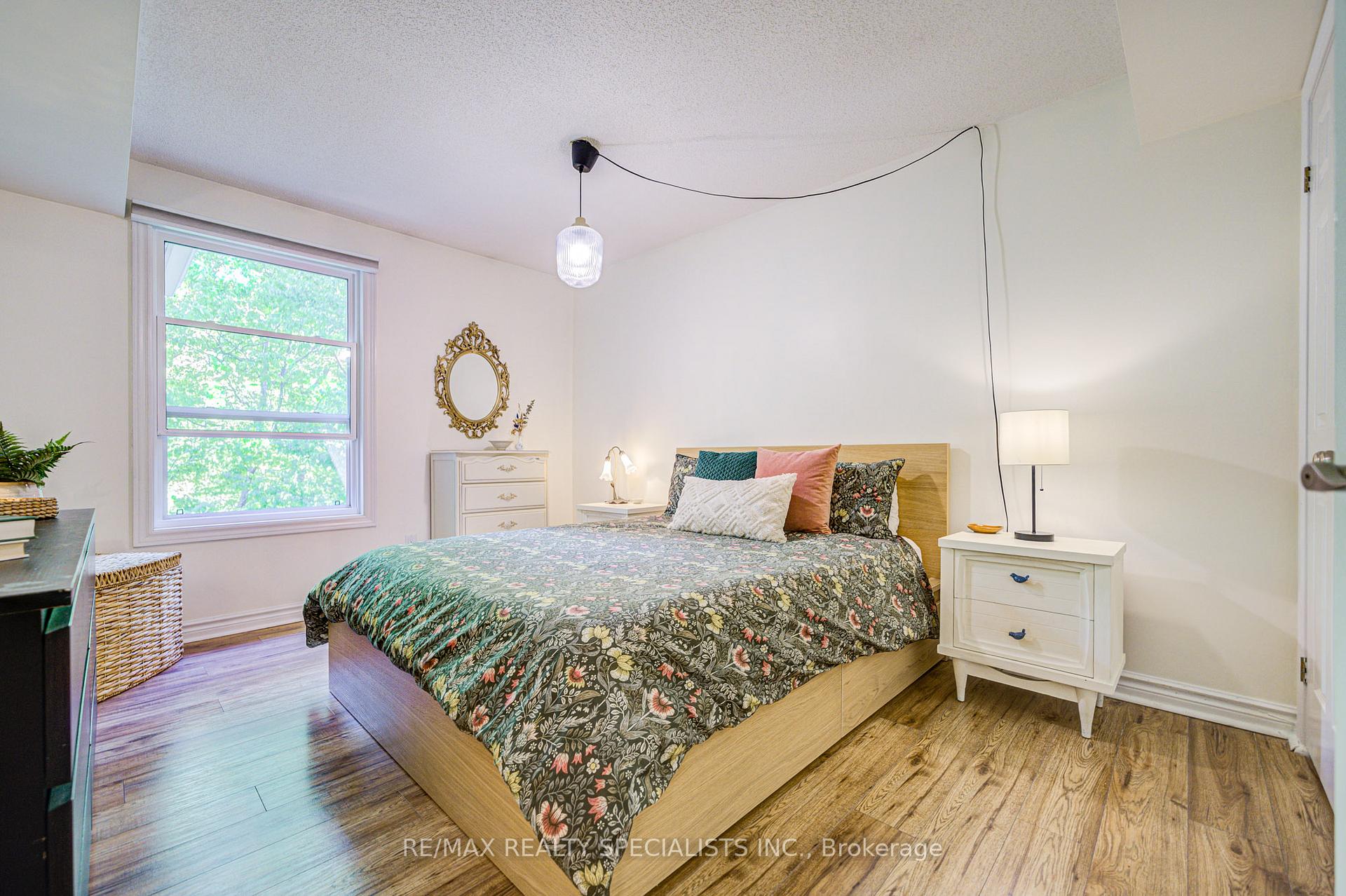2 Bedrooms Condo at 2030 Cleaver, Burlington For sale