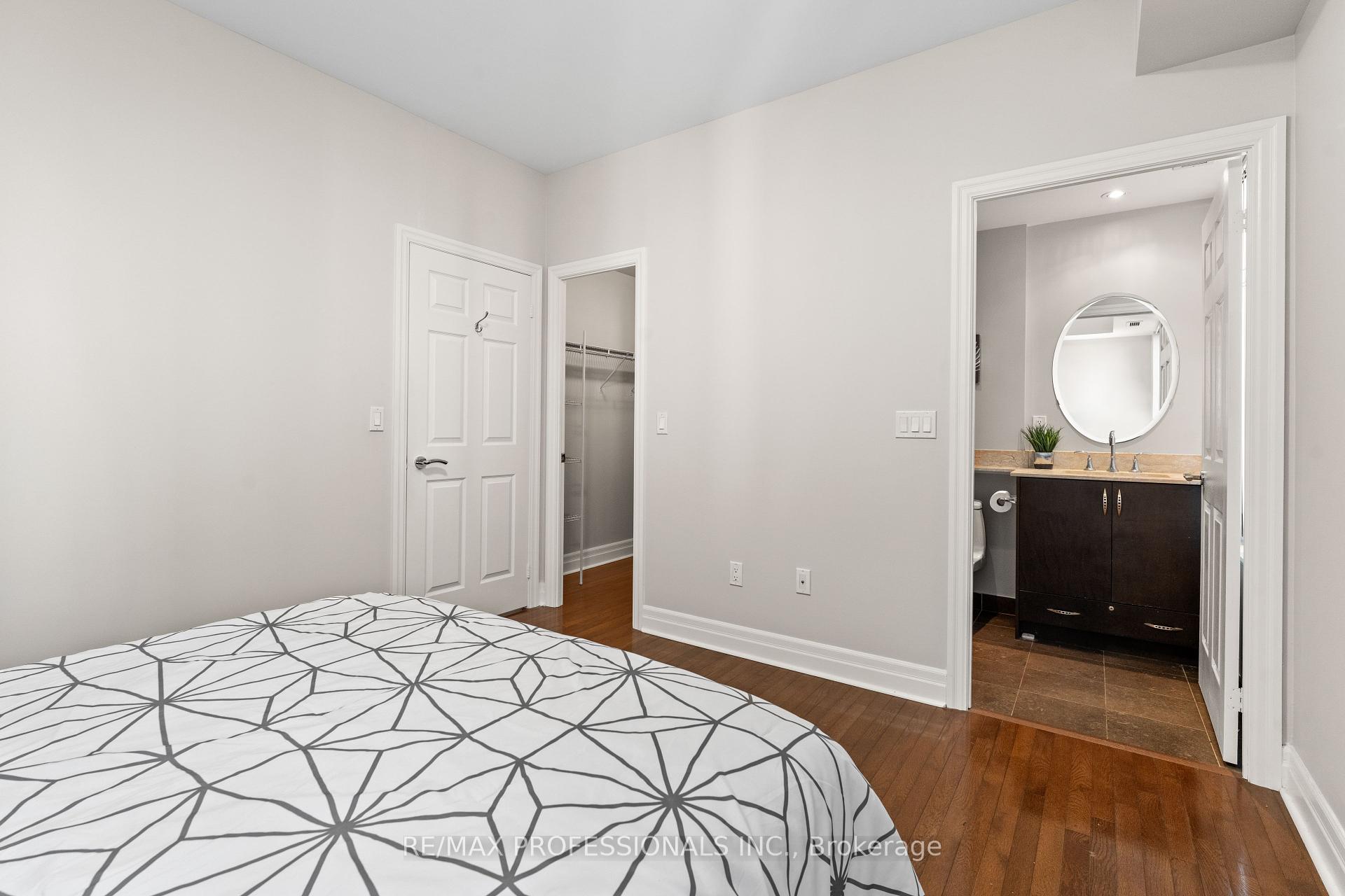 2 Bedrooms Condo at 35 Balmuto,  Toronto For sale