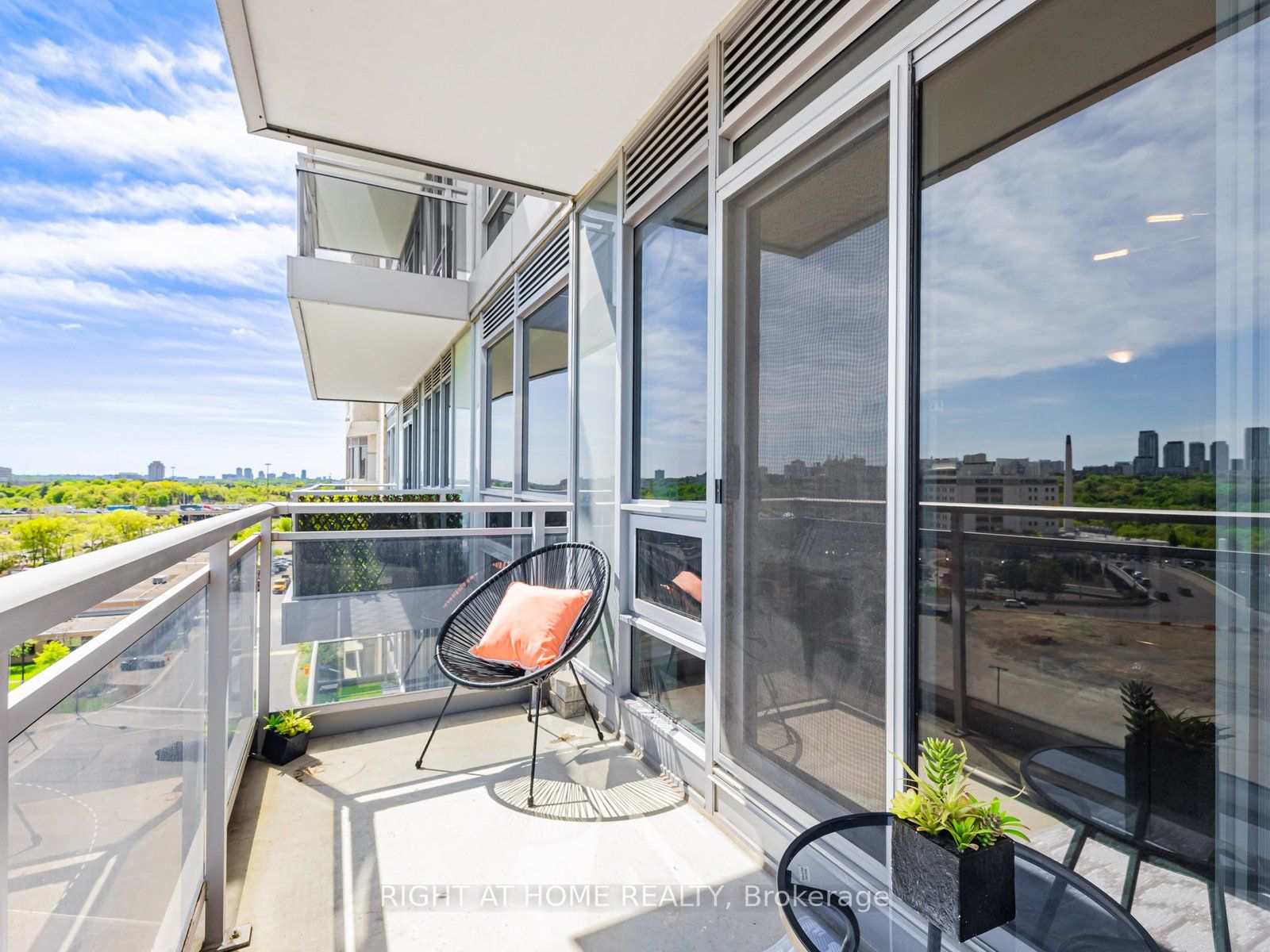 2756 Old Leslie Street, #811