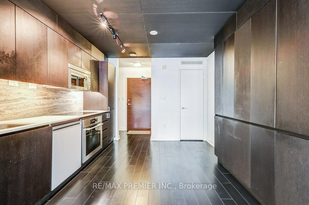 2 Bedrooms Condo at 10 Capreol, Toronto For sale