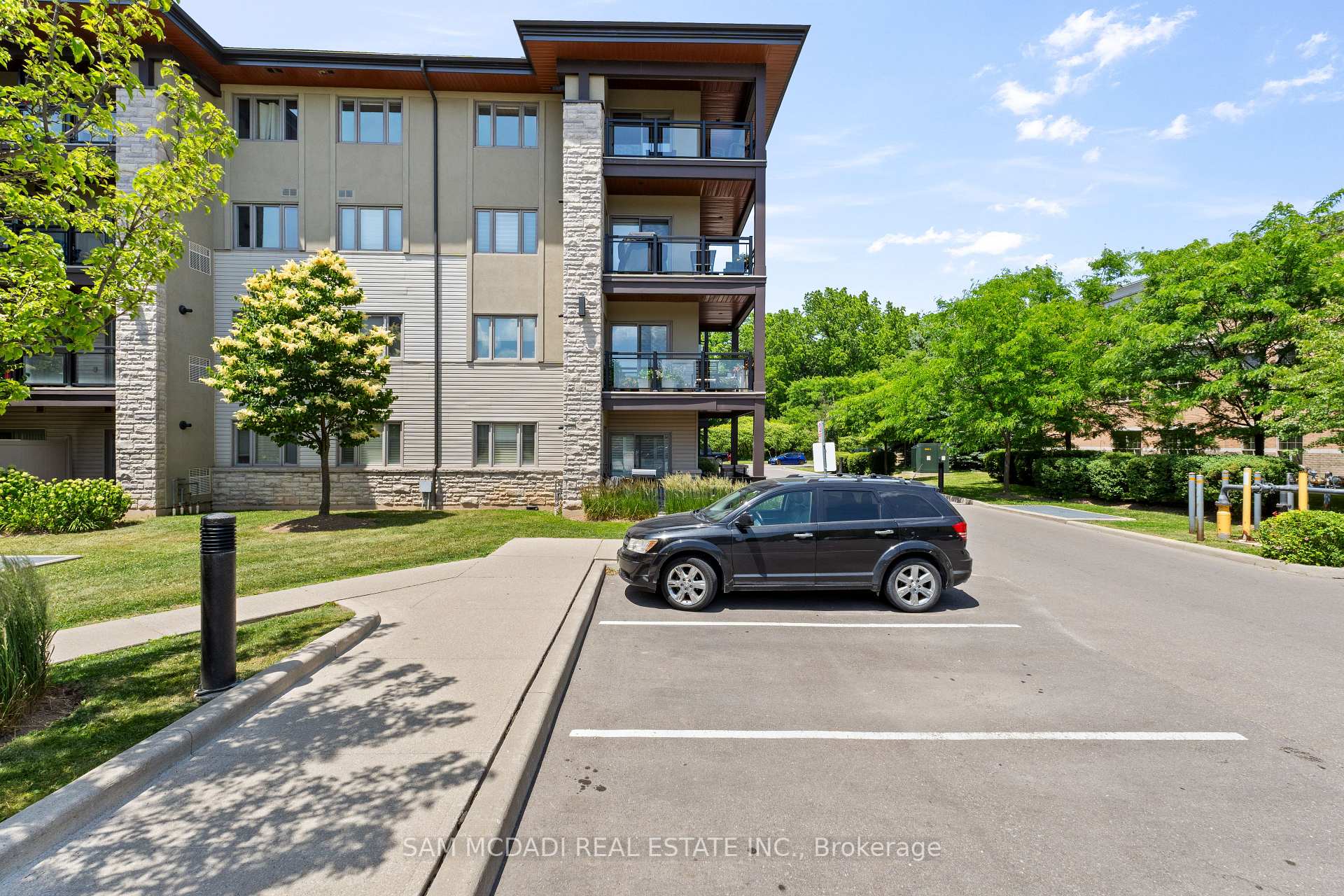 2 Bedrooms Condo at 570 Lolita, Mississauga For sale