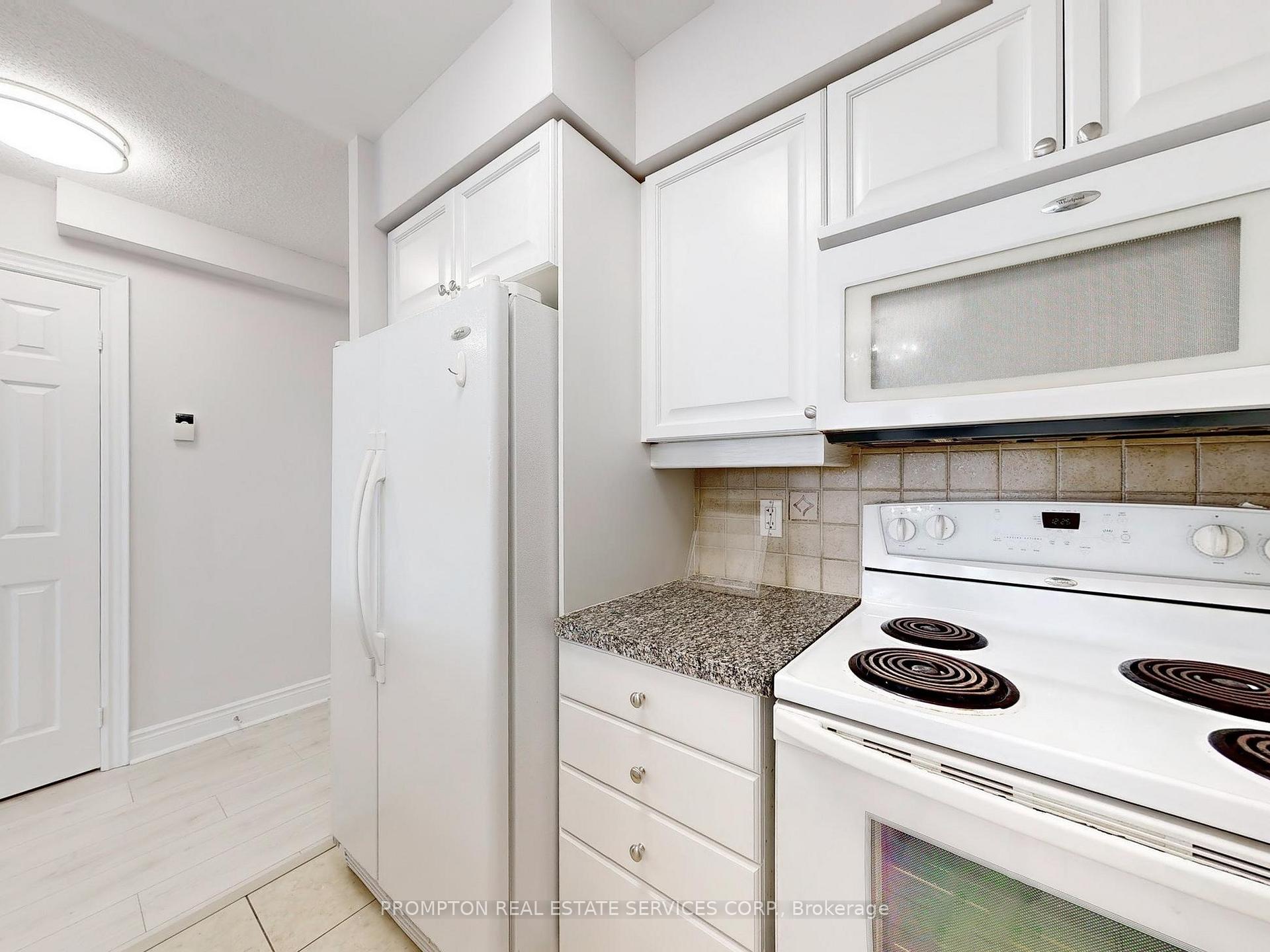 2 Bedrooms Condo at 15 Greenview, Toronto For sale