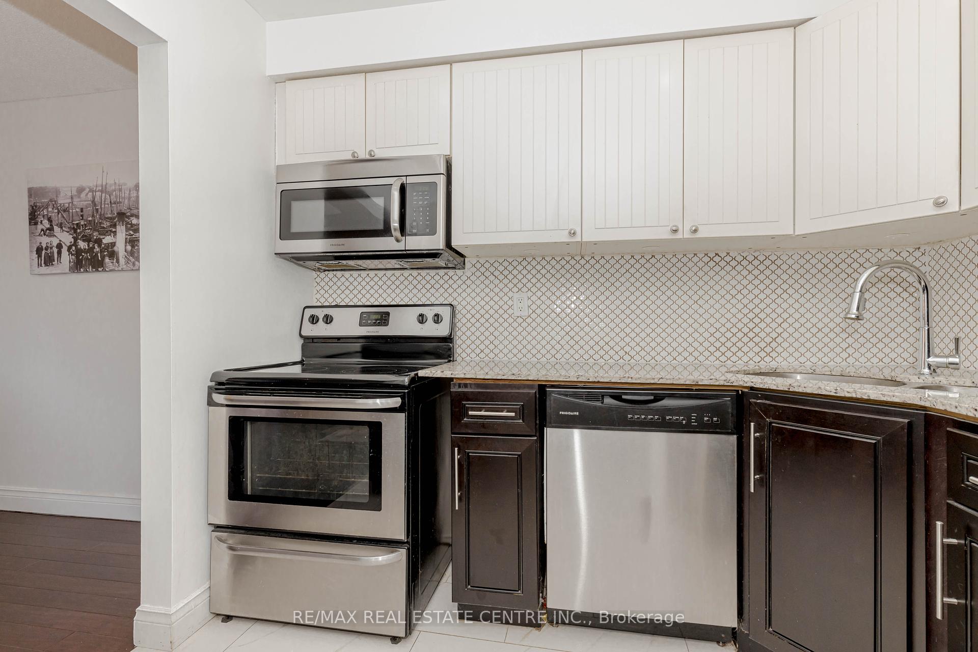 3 Bedrooms Condo at 1526 Lancaster,  Oakville For sale