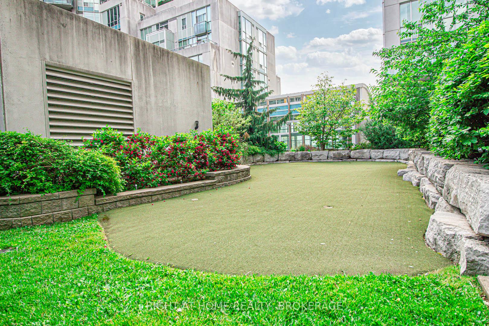 2 Bedrooms Condo at 3939 Duke Of York, Mississauga For sale