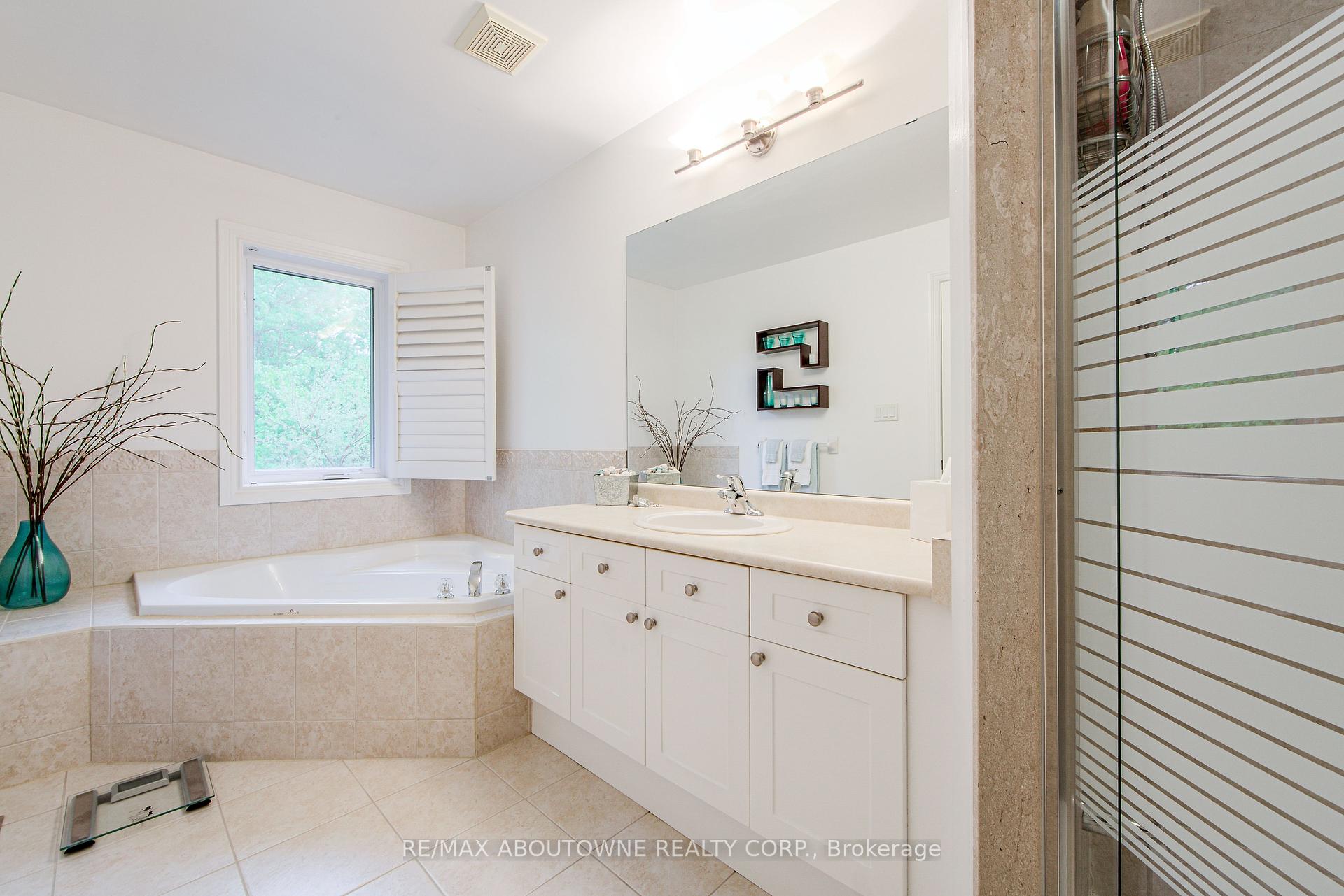 4 Bedrooms Condo at 300 Ravineview, Oakville For sale
