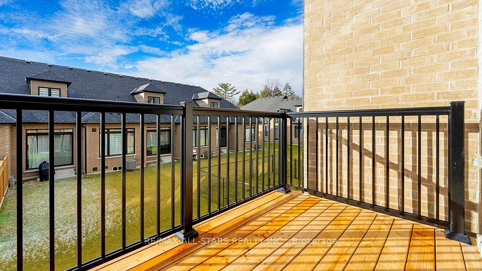 West facing deck overlooking rear yard