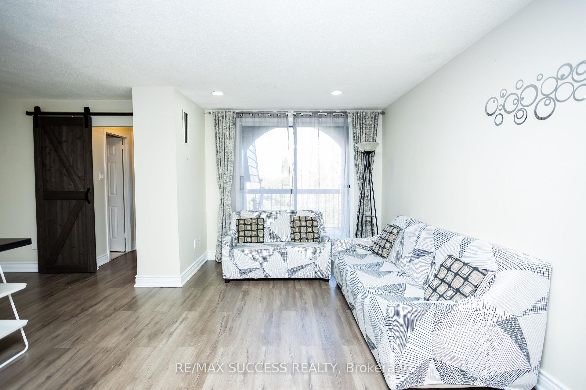 3 Bedrooms Condo at 2095 Roche, Mississauga For sale