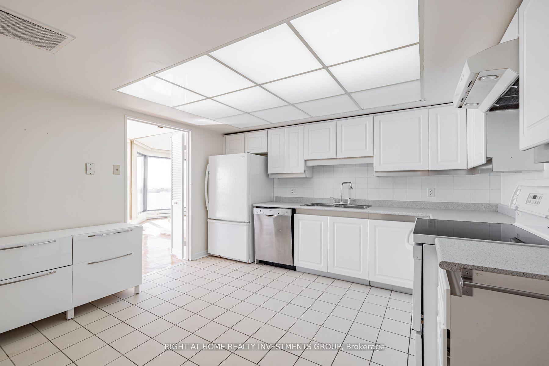 3 Bedrooms Condo at 65 Harbour,  Toronto For sale