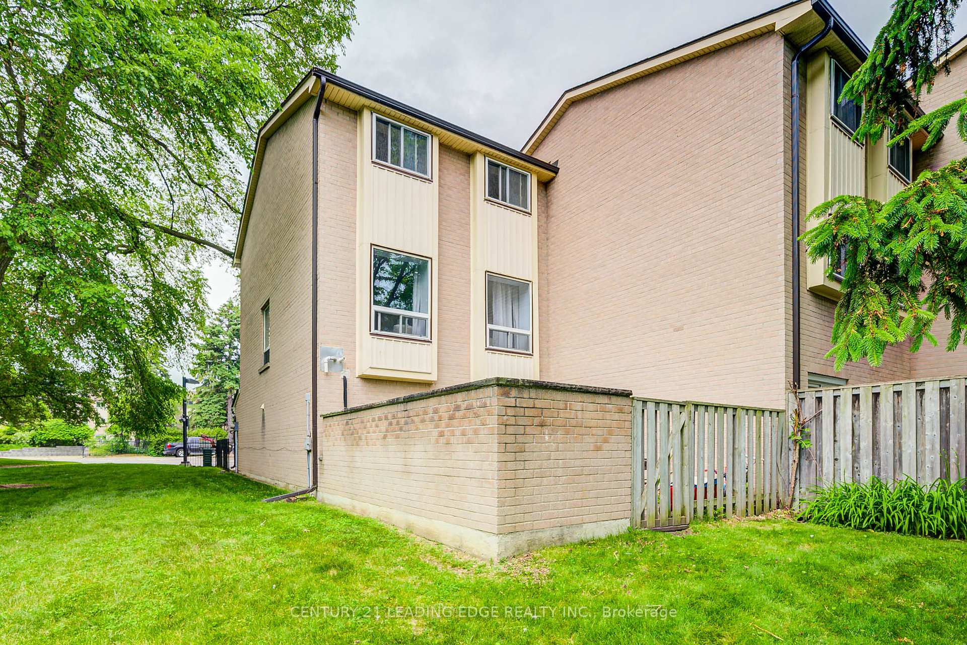 5 Bedrooms Condo at 25 Collinsgrove, Toronto For sale