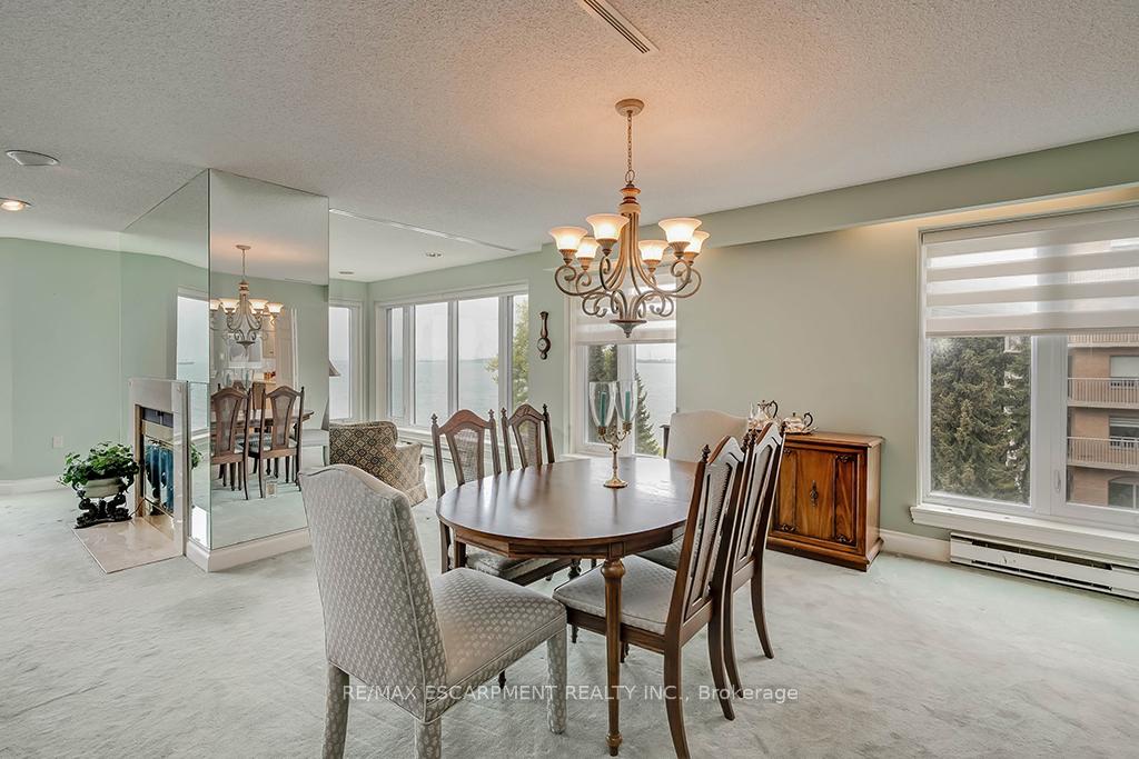2 Bedrooms Condo at 2220 Lakeshore, Burlington For sale