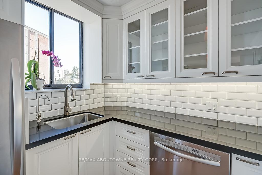 2 Bedrooms Condo at 1230 Marlborough,  Oakville For sale