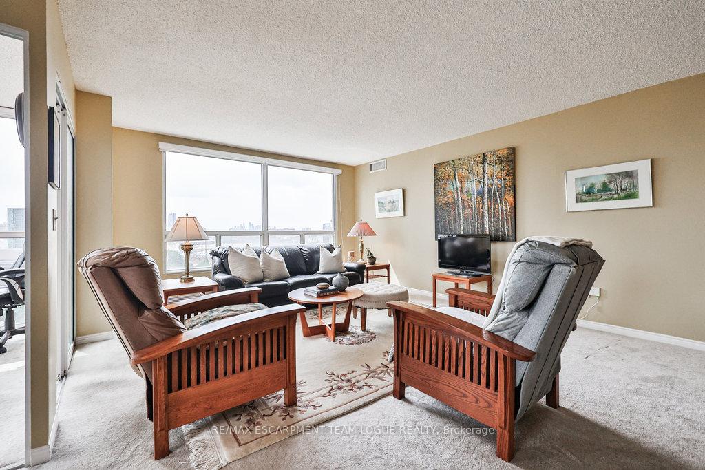 3 Bedrooms Condo at 7 Concorde,  Toronto For sale