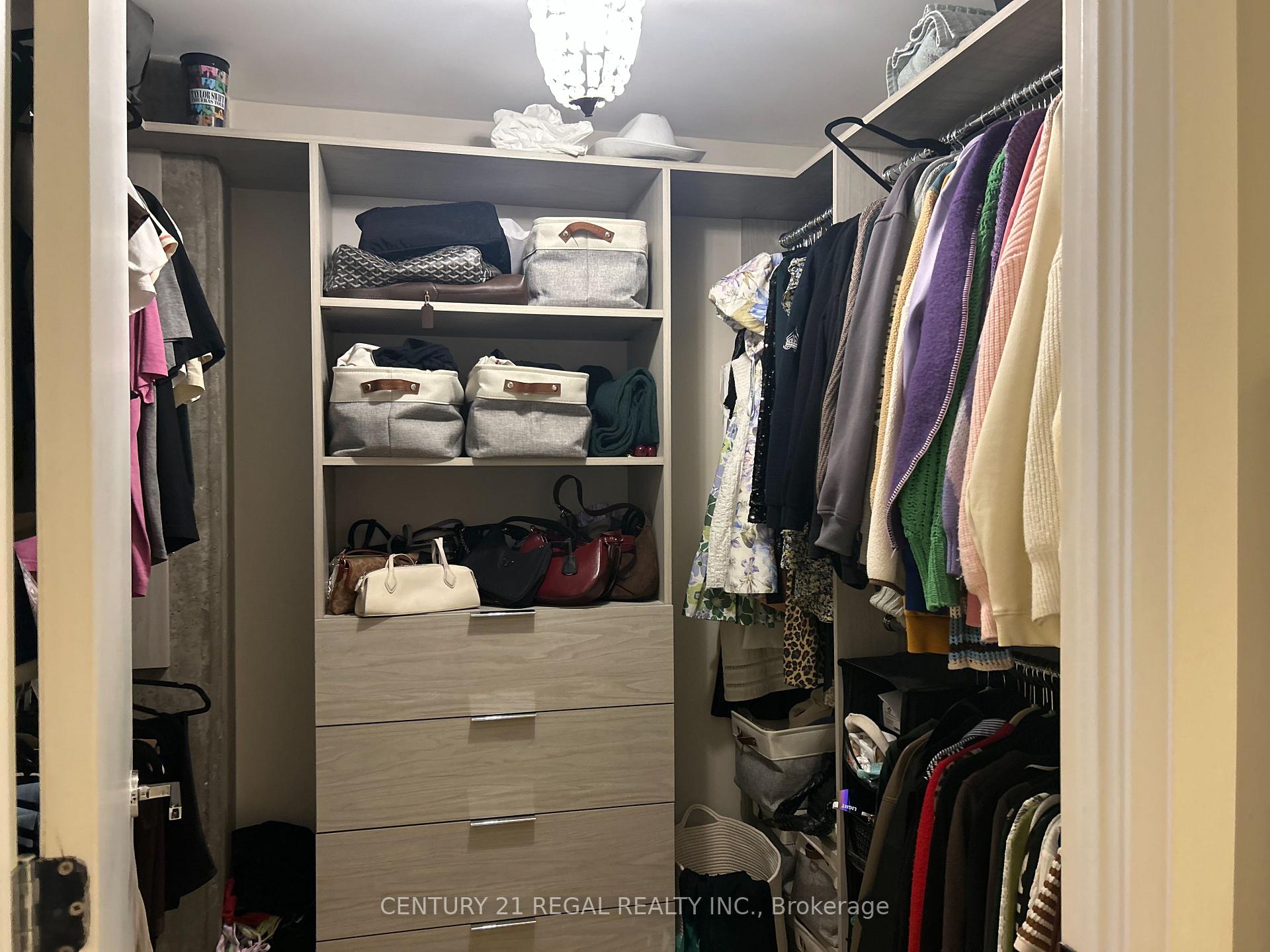 3 Bedrooms Condo at 224 King Street West,  Toronto For sale